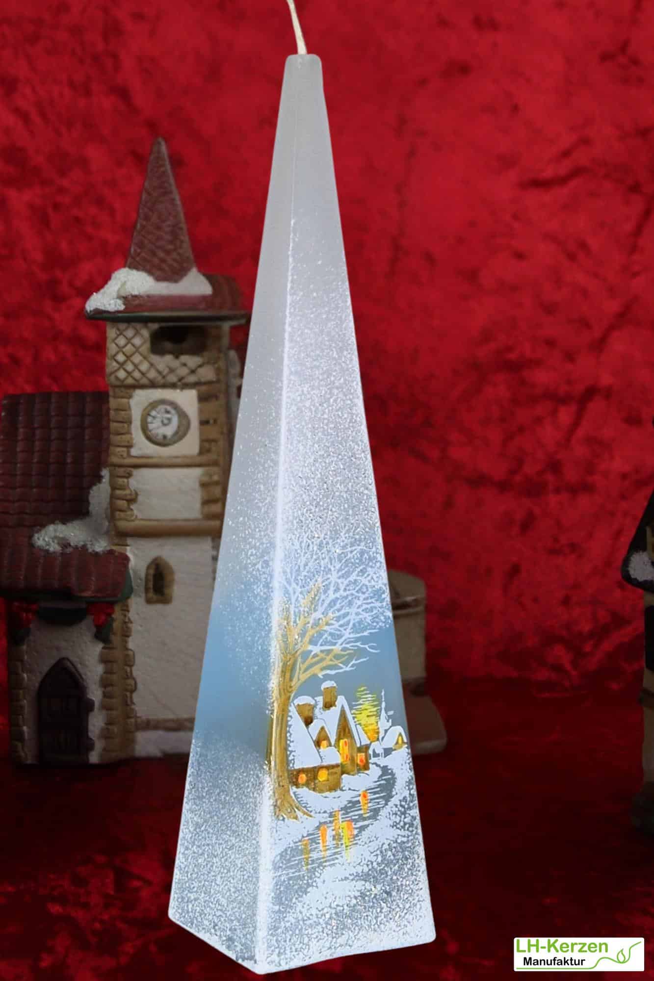 Winterliche Pyramidenkerze 'ElsaGlimmer' – Handgefertigt mit Dorfmotiv und Schneeflocken