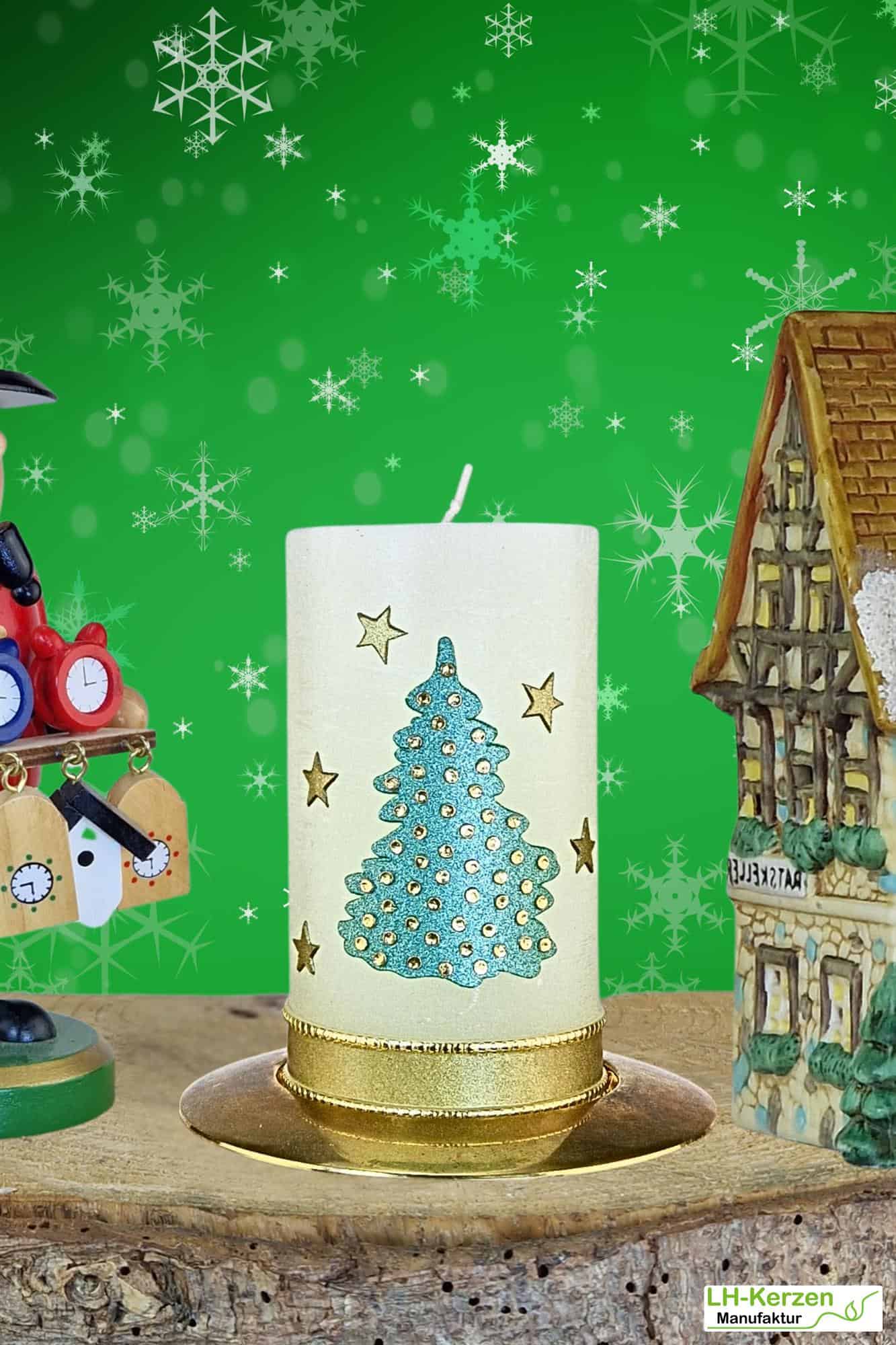 Rustik Weihnachtskerze Tannenzauber in Elfenbein und Grün mit Goldakzenten, Tannenbaum und Sternen