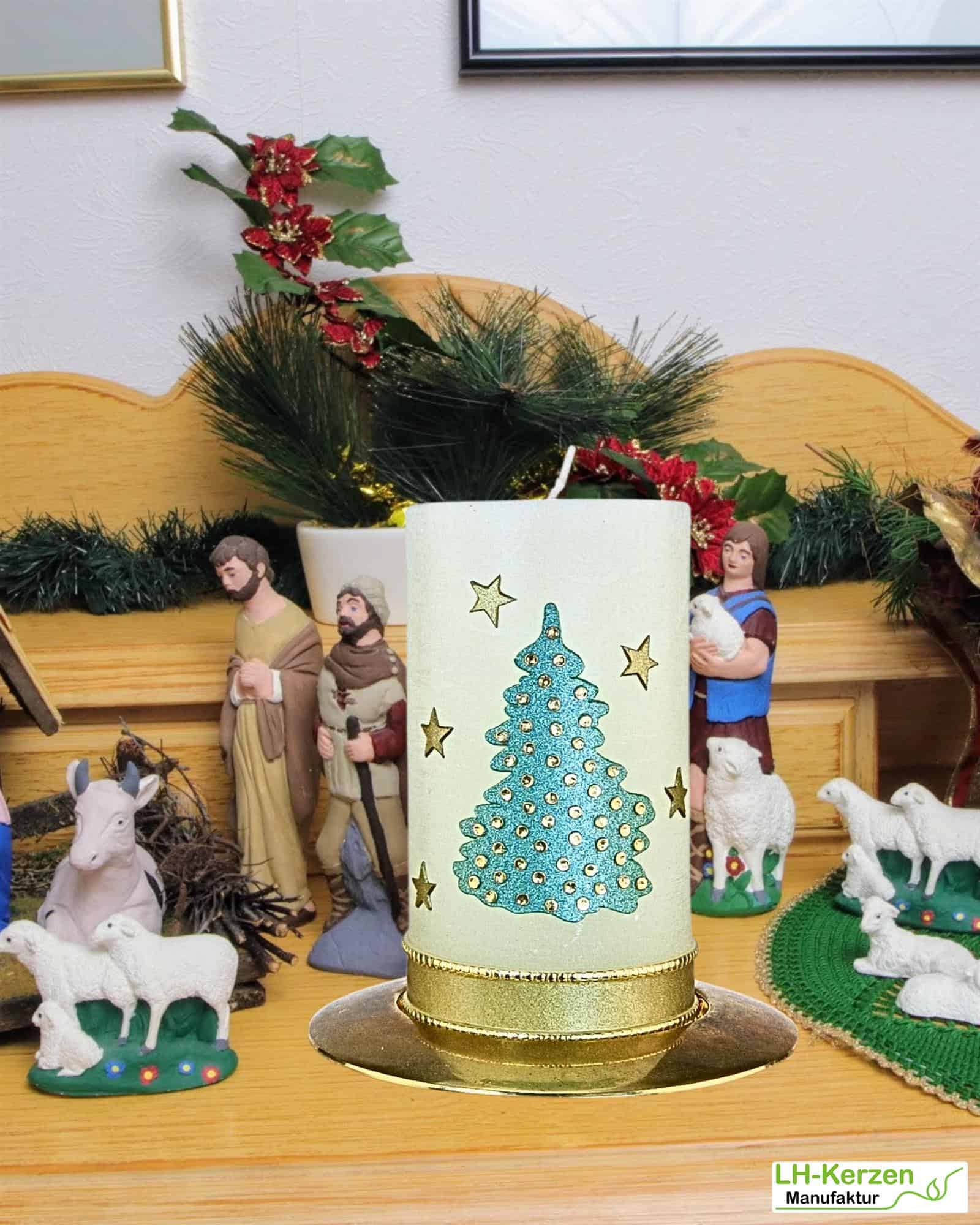 Rustik Weihnachtskerze Tannenzauber in Elfenbein und Grün mit Goldakzenten, Tannenbaum und Sternen