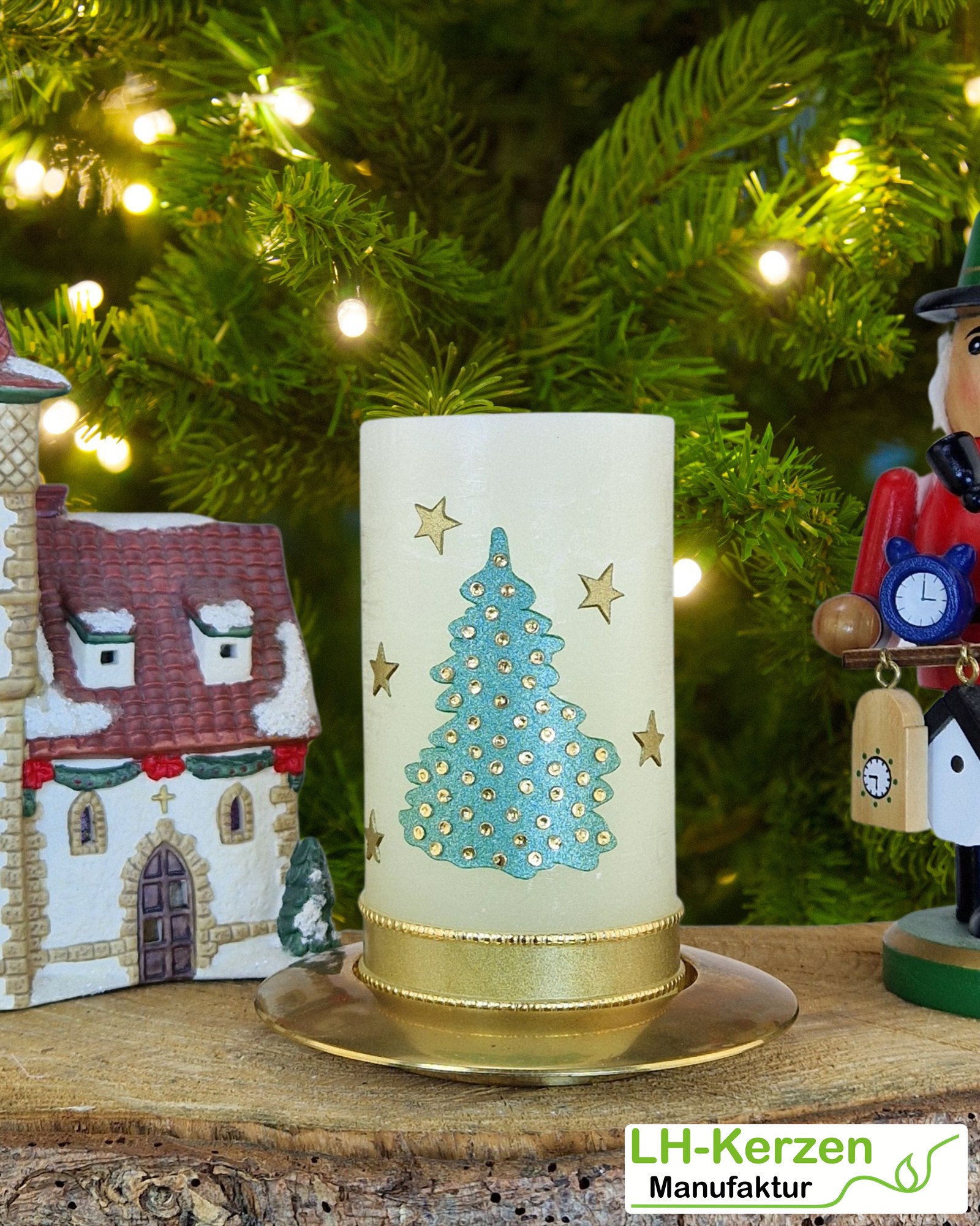 Rustik Weihnachtskerze Tannenzauber in Elfenbein und Grün mit Goldakzenten, Tannenbaum und Sternen