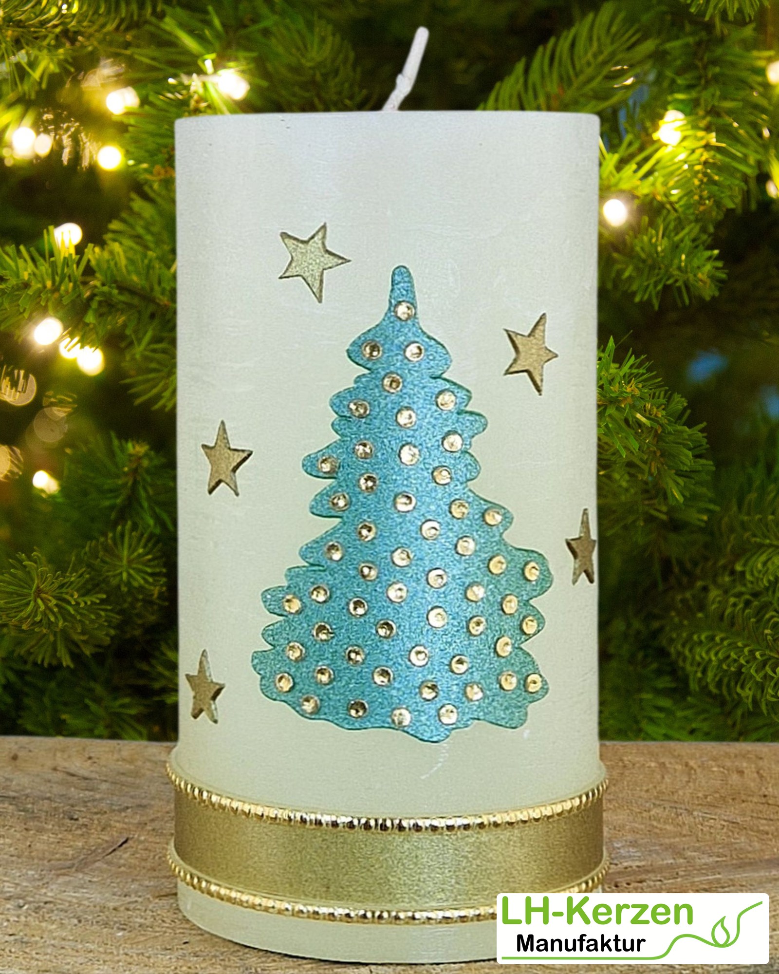Rustik Weihnachtskerze Tannenzauber in Elfenbein und Grün mit Goldakzenten, Tannenbaum und Sternen