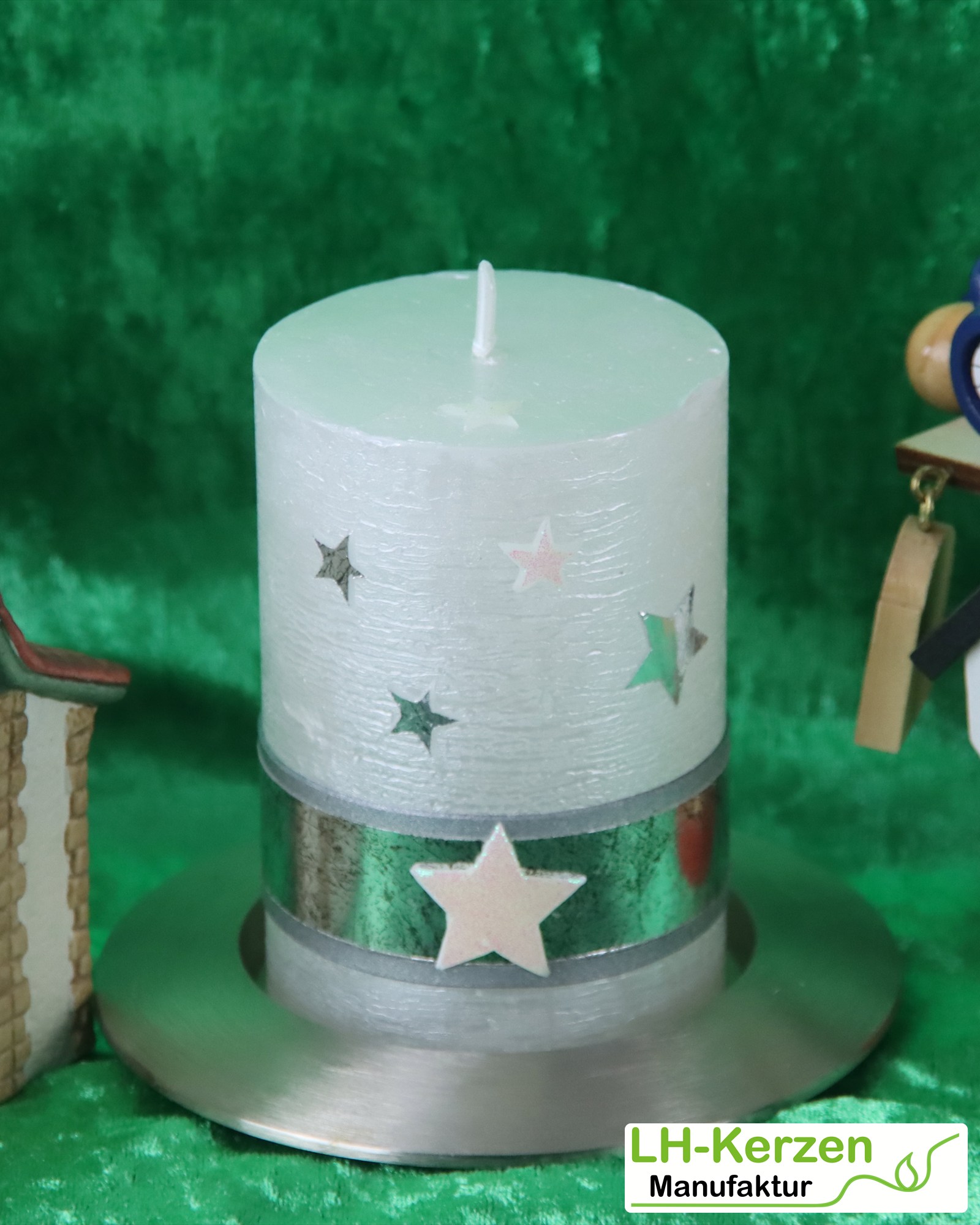 weiße Rustic Weihnachstkerze mit Perlmutt-Oberfläche, Sternen und antik-silbernem Echtwachsband