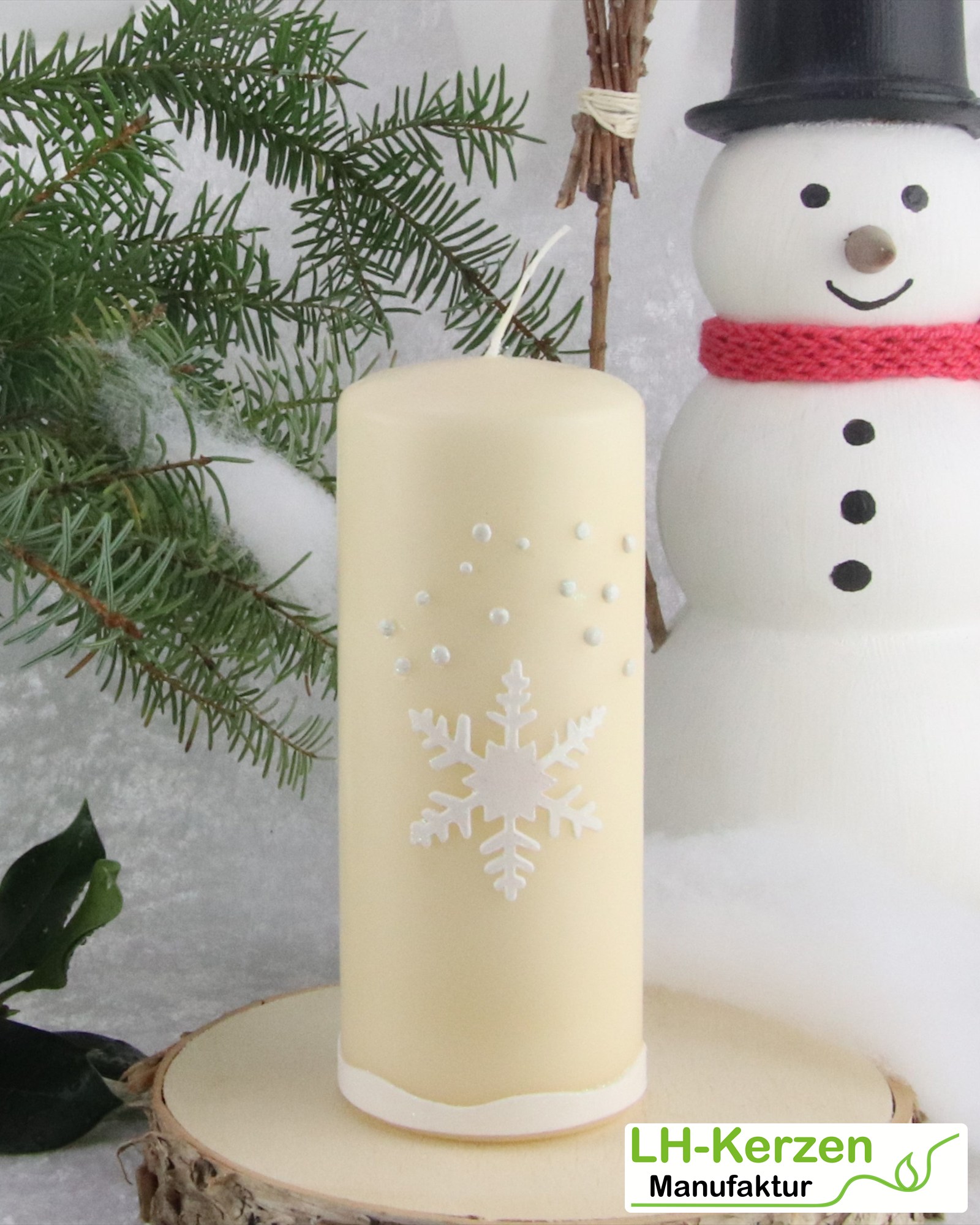 Winterkerze personalisierbar – cremefarbene Kerze mit Schneeflocke, Winterdeko