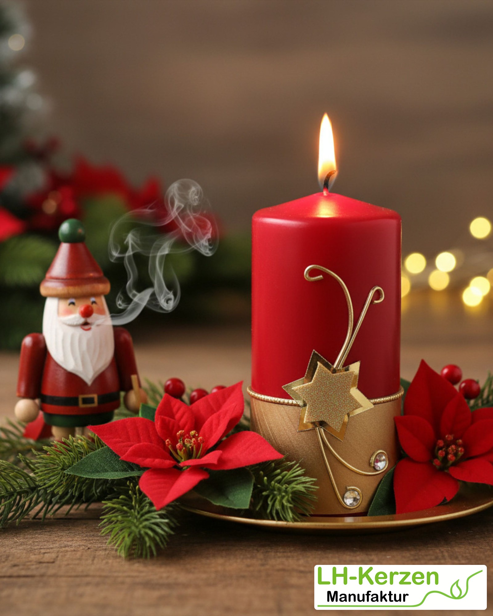 Rote Weihnachtskerze mit goldenem Stern & funkelnden Steinen. Festliche Adventsdeko