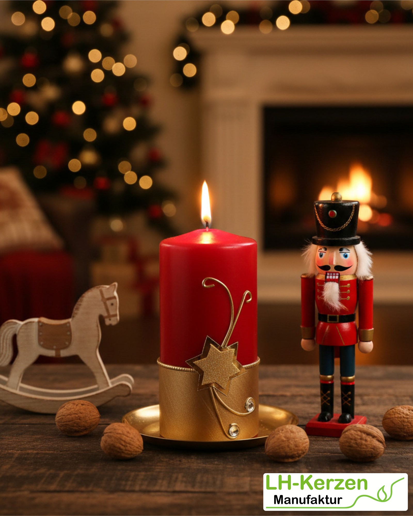 Rote Weihnachtskerze mit goldenem Stern & funkelnden Steinen. Festliche Adventsdeko