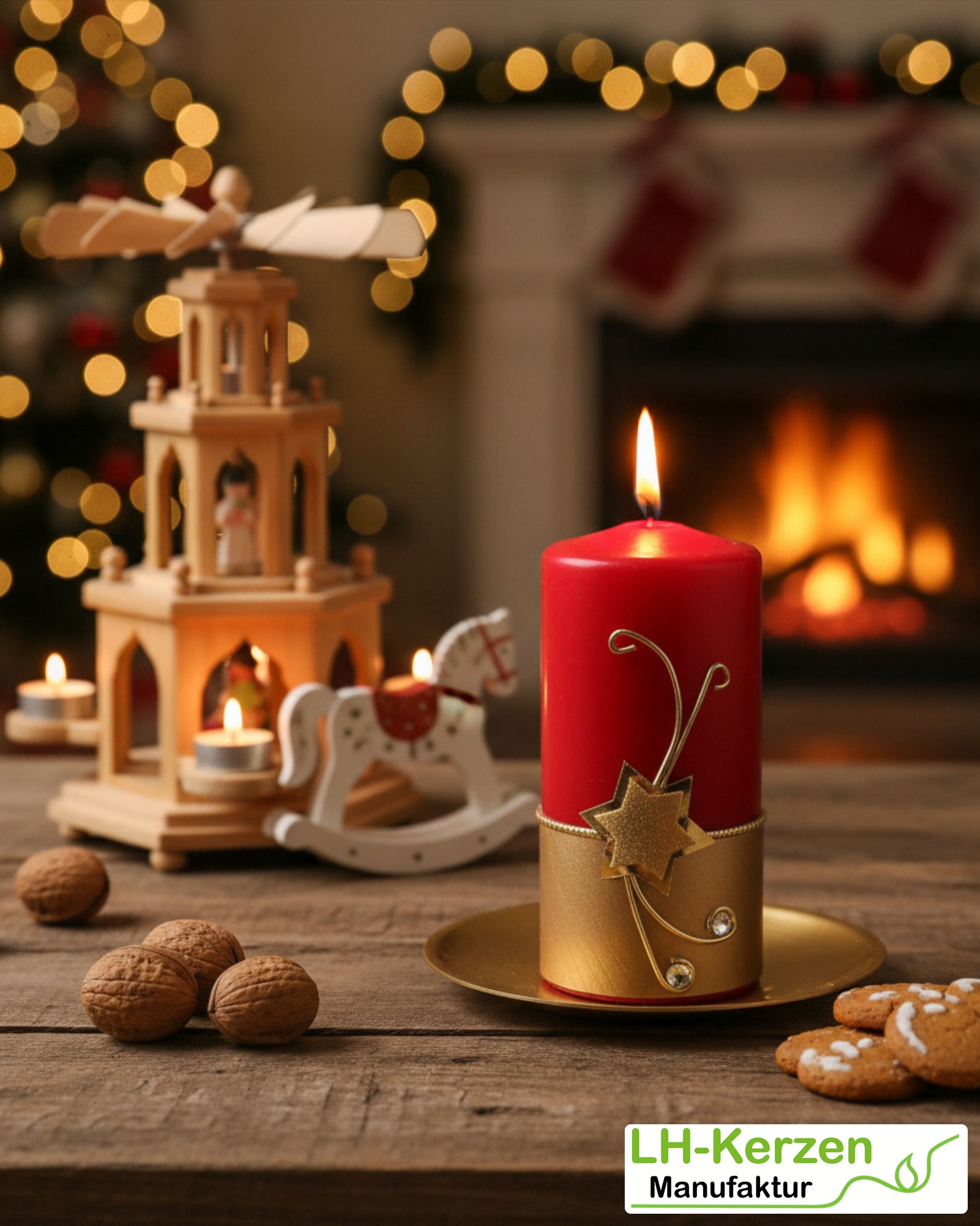 Rote Weihnachtskerze mit goldenem Stern & funkelnden Steinen. Festliche Adventsdeko