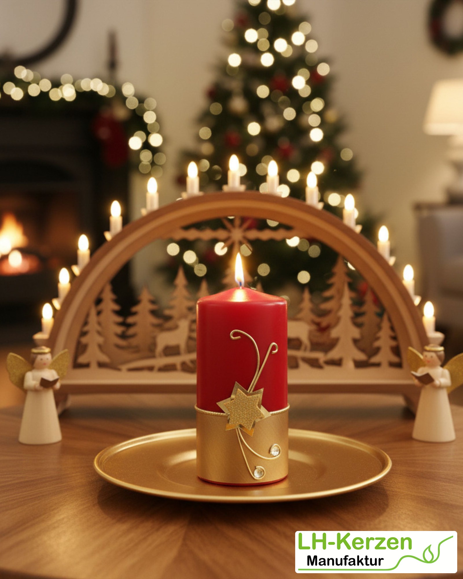 Rote Weihnachtskerze mit goldenem Stern & funkelnden Steinen. Festliche Adventsdeko