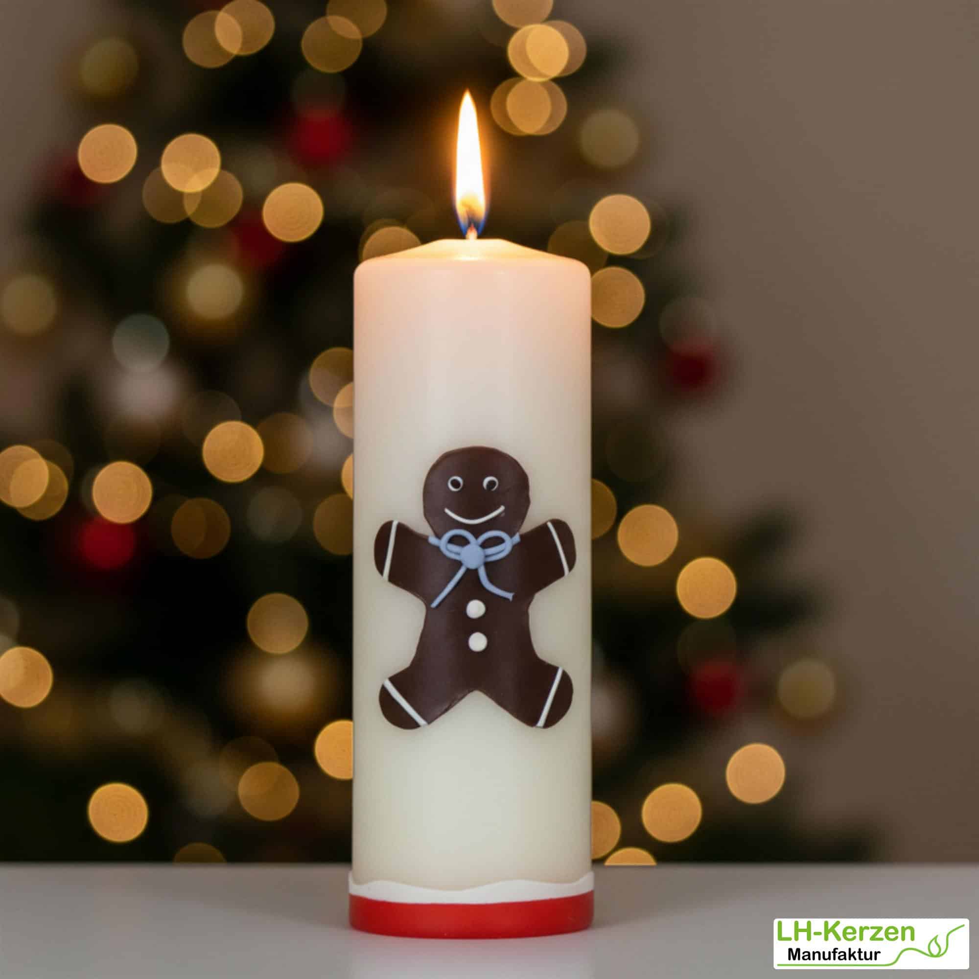cremefarbige Weihnachtskerze mit Lebkuchenmann