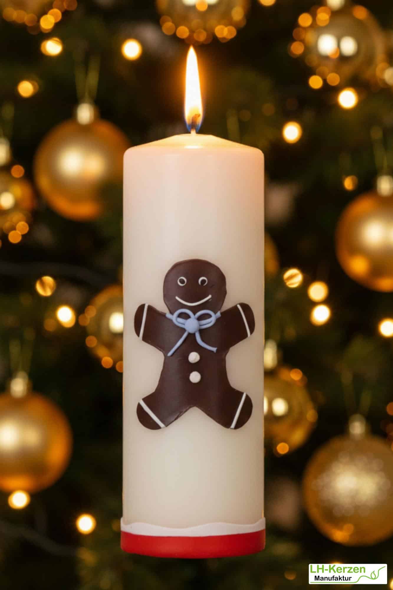 cremefarbige Weihnachtskerze mit Lebkuchenmann