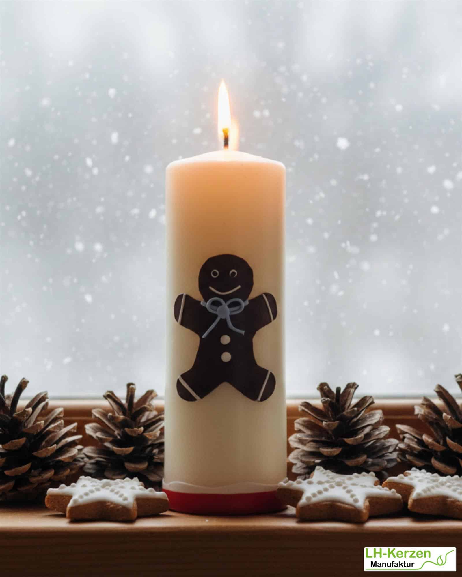 cremefarbige Weihnachtskerze mit Lebkuchenmann