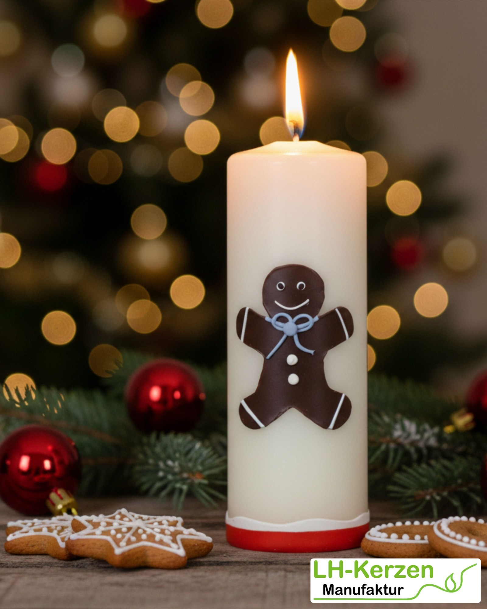 cremefarbige Weihnachtskerze mit Lebkuchenmann