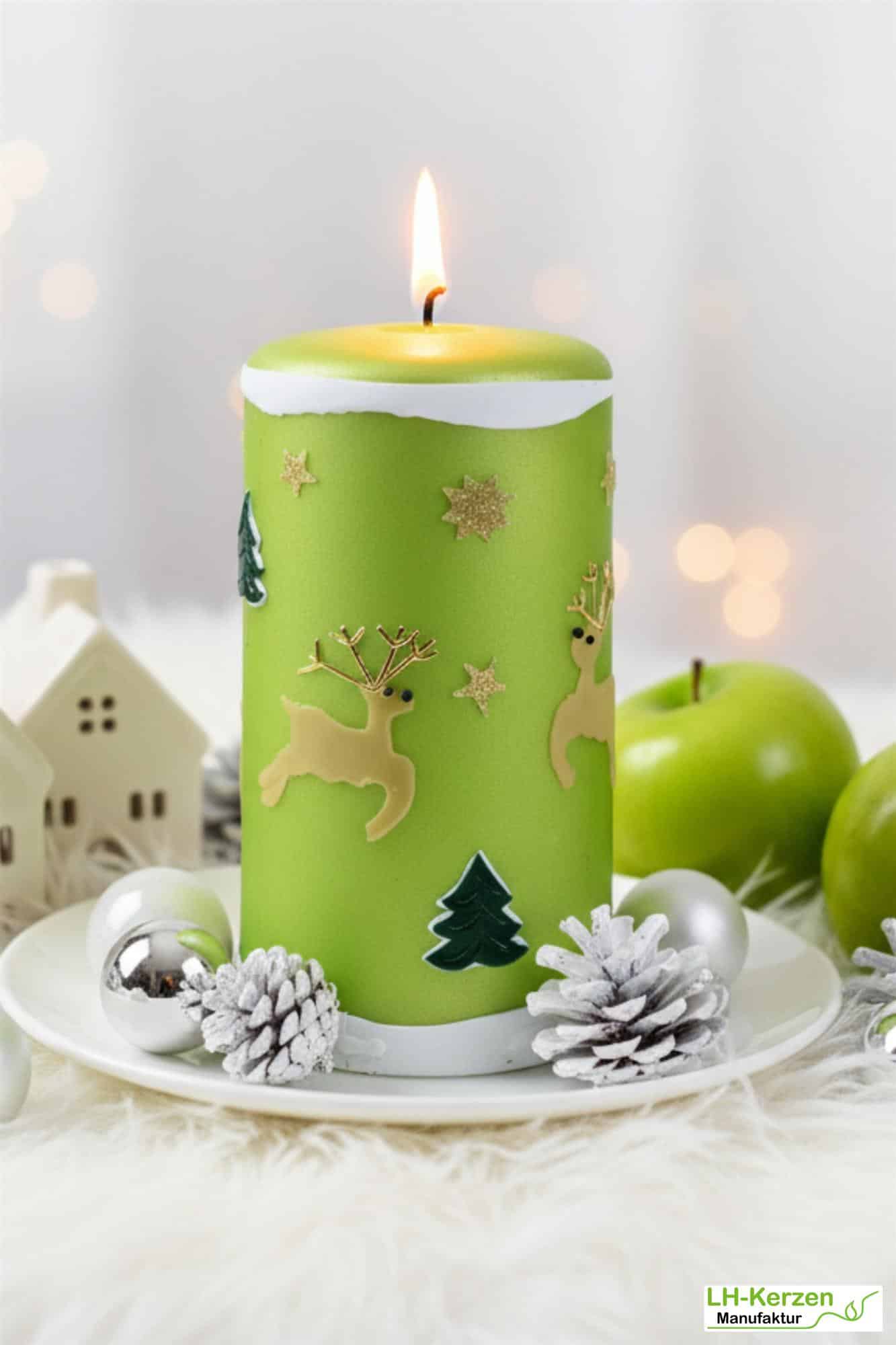 Grüne Weihnachtskerze mit Rentieren, Tannen & Sternen – Deko Idee Weihnachten