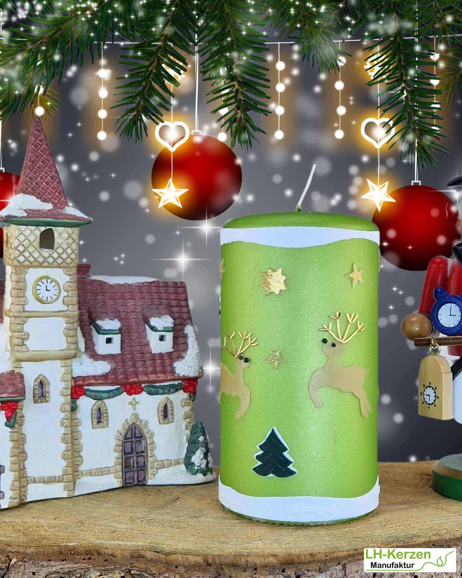 Grüne Weihnachtskerze mit Rentieren, Tannen & Sternen – Deko Idee Weihnachten