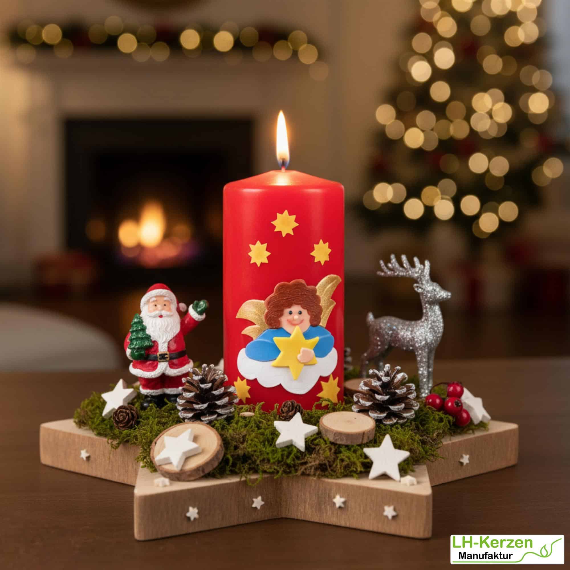 rote Weihnachtskerze mit Engel auf Wolke im Sternenhimmel