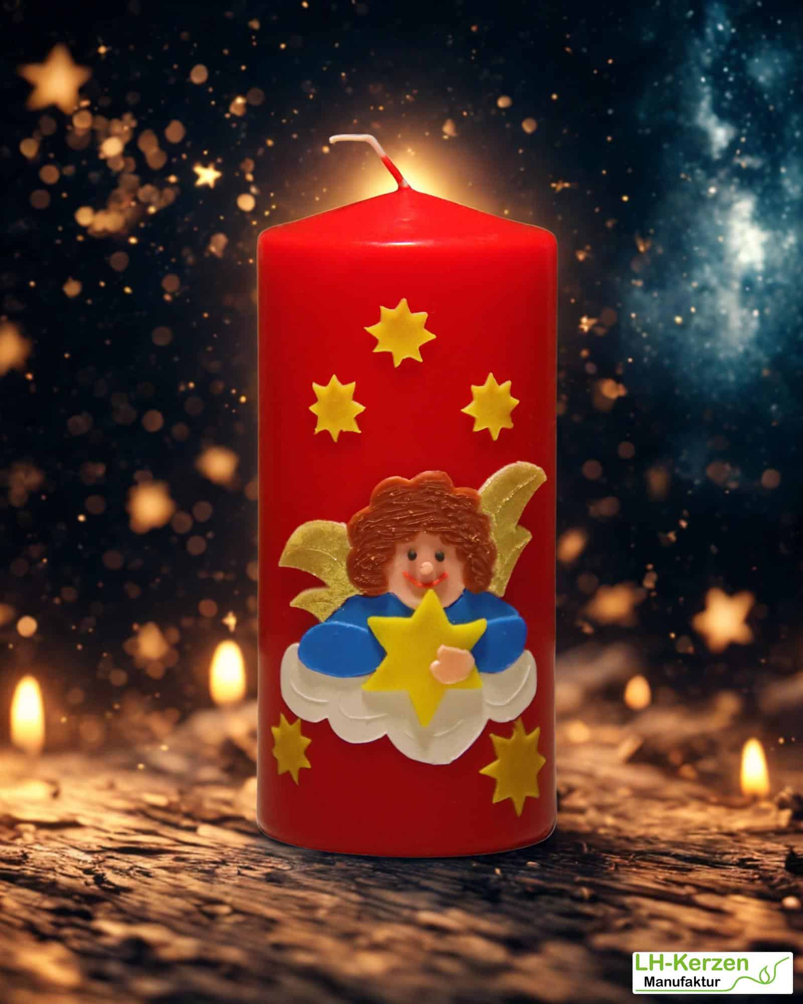 rote Weihnachtskerze mit Engel auf Wolke im Sternenhimmel