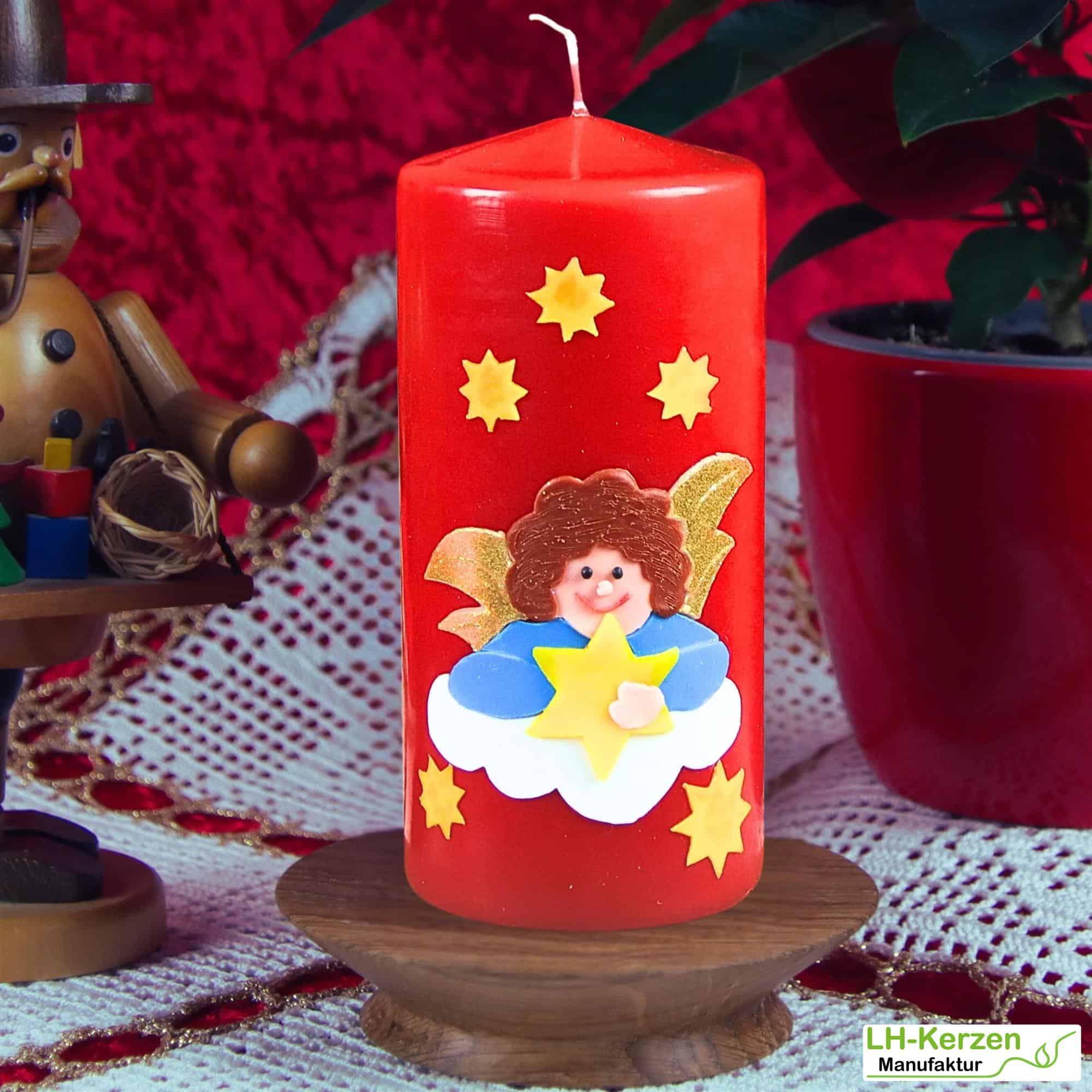 rote Weihnachtskerze mit Engel auf Wolke im Sternenhimmel