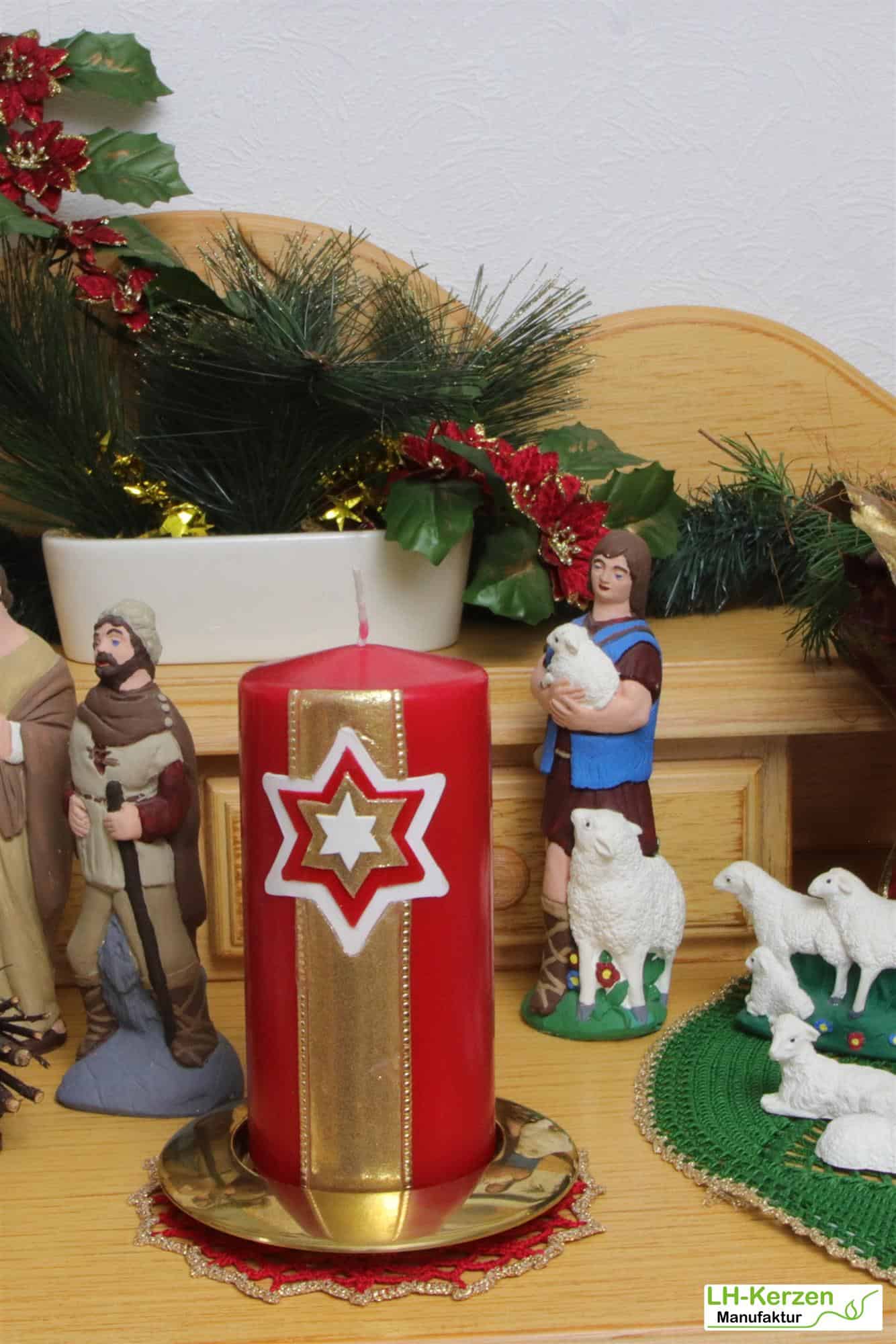 Rote Adventskerze mit senkrechtem Sternenbanner