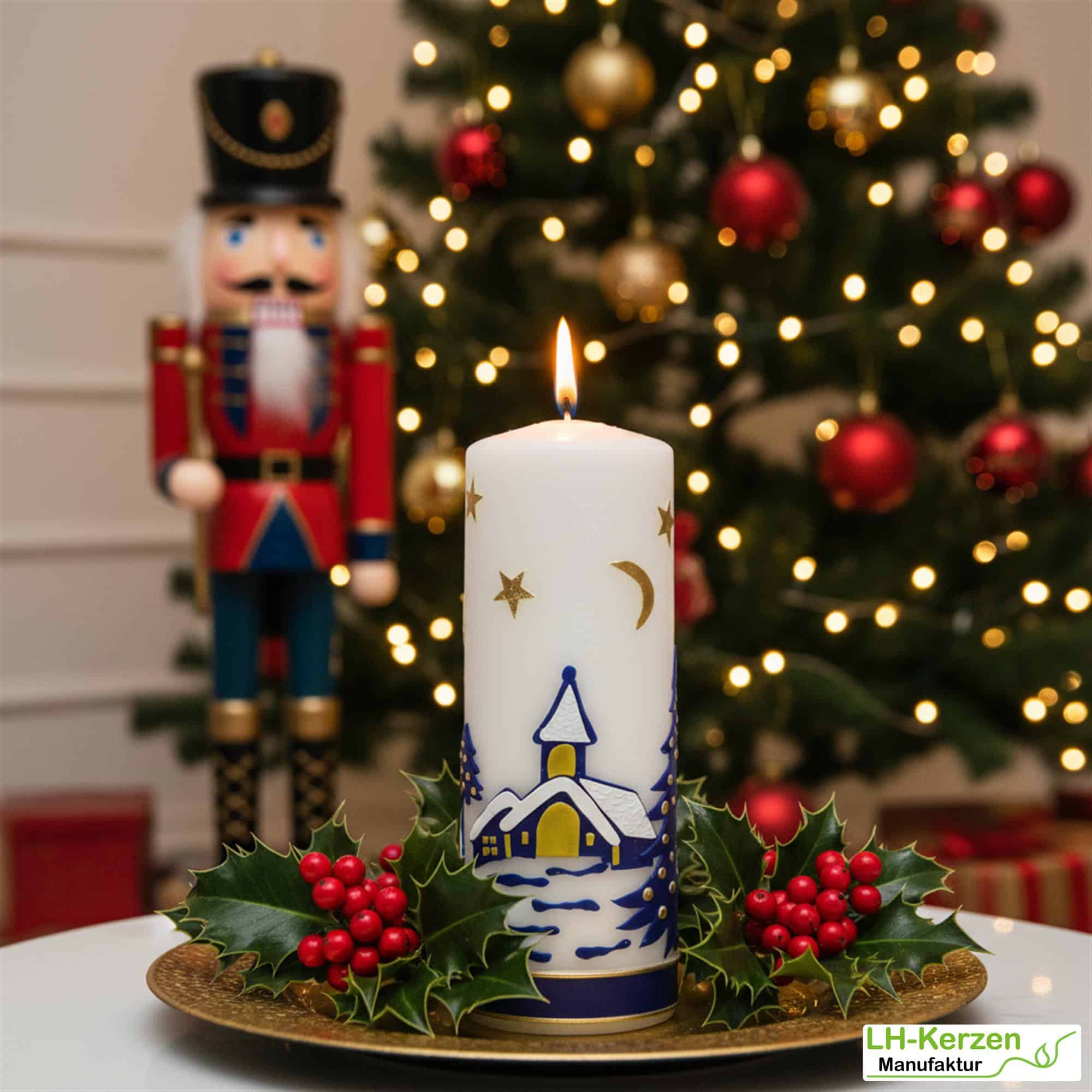 Weihnachtskerze personalisierbar – weiße Kerze mit Weihnachtsdorf, ideal als Geschenk oder Deko