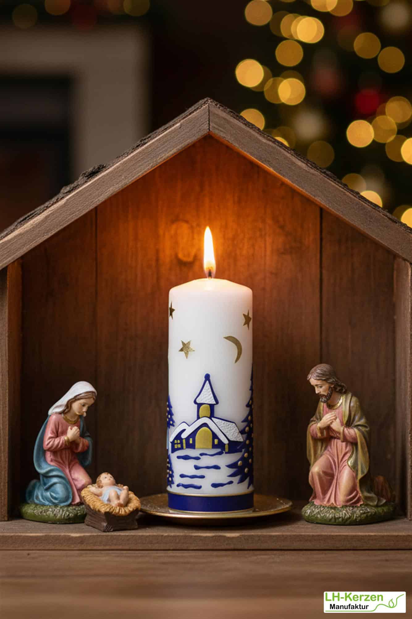 Weihnachtskerze personalisierbar – weiße Kerze mit Weihnachtsdorf, ideal als Geschenk oder Deko