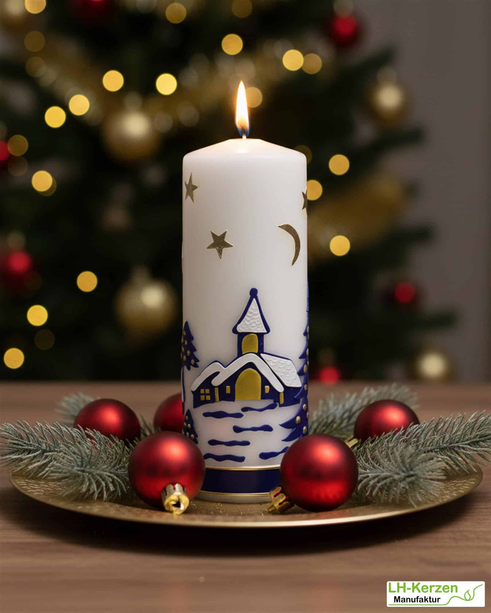 Weihnachtskerze personalisierbar – weiße Kerze mit Weihnachtsdorf, ideal als Geschenk oder Deko