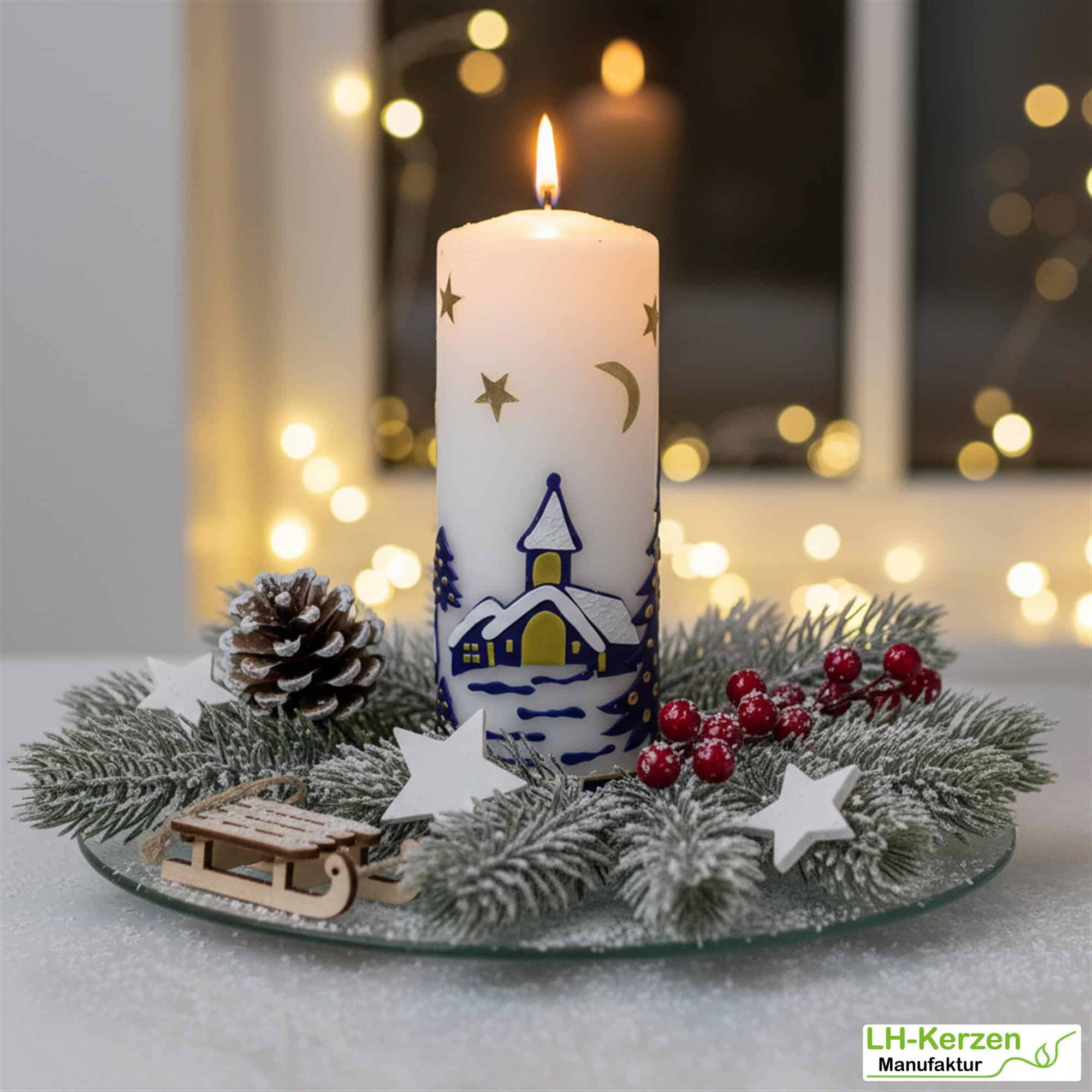 Weihnachtskerze personalisierbar – weiße Kerze mit Weihnachtsdorf, ideal als Geschenk oder Deko