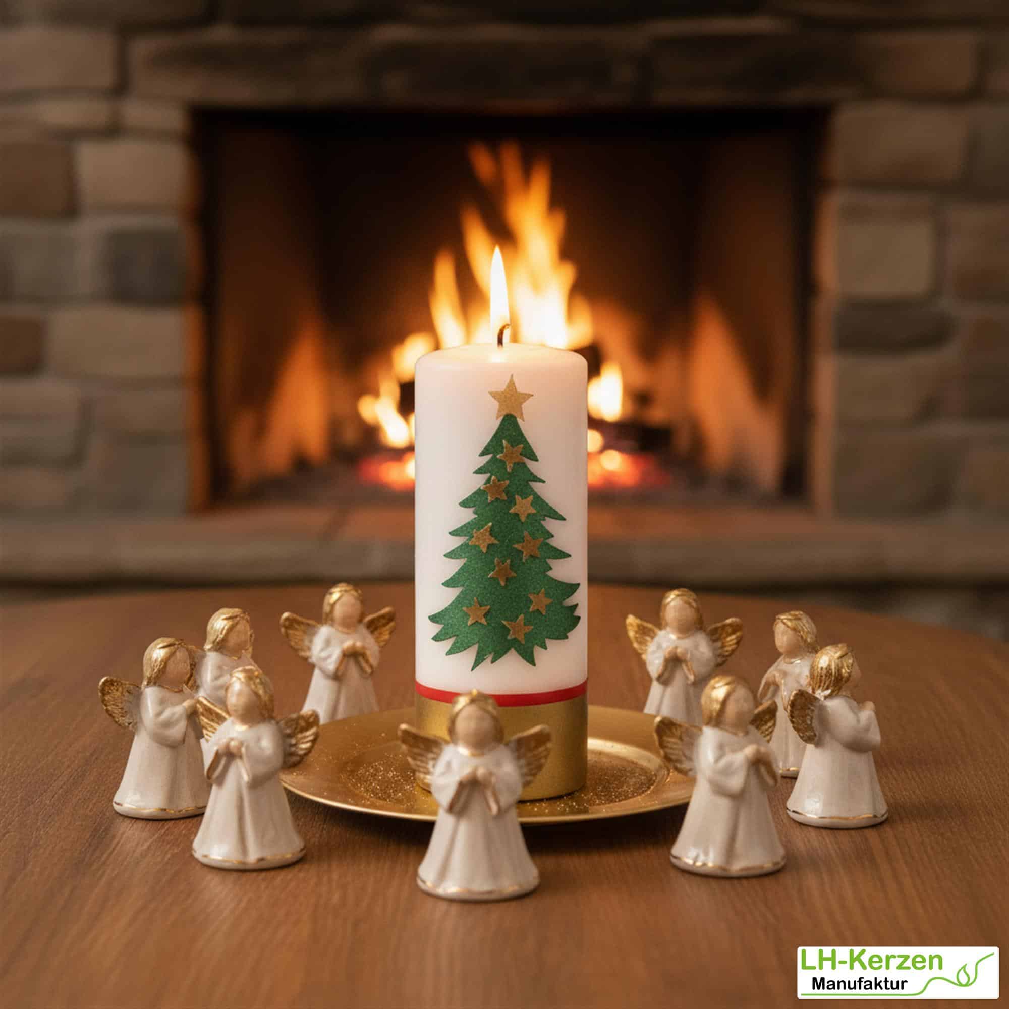 Weihnachtskerze personalisierbar – Kerze mit Tannenbaum und goldenen Sternen, handverziert