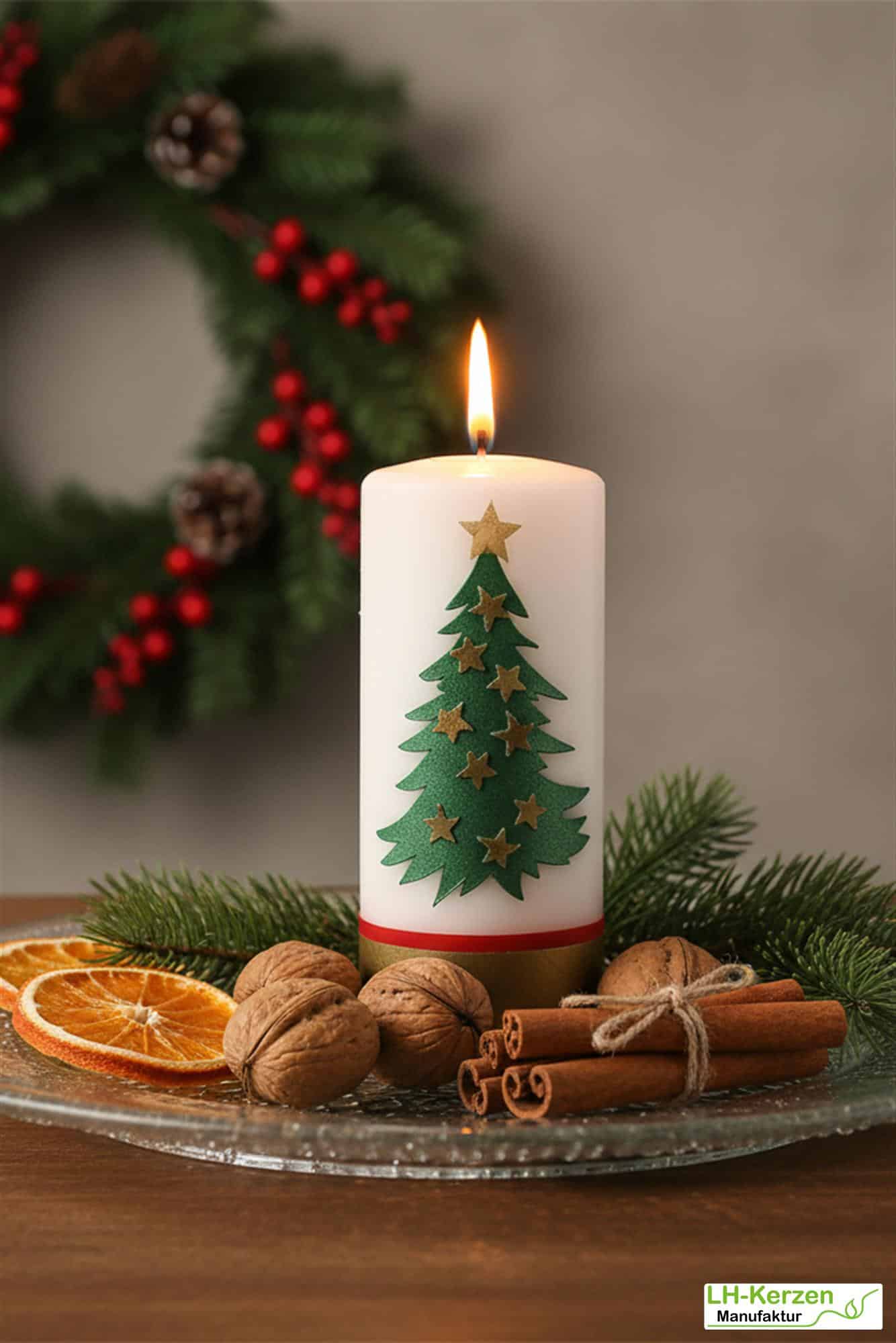 Weihnachtskerze personalisierbar – Kerze mit Tannenbaum und goldenen Sternen, handverziert