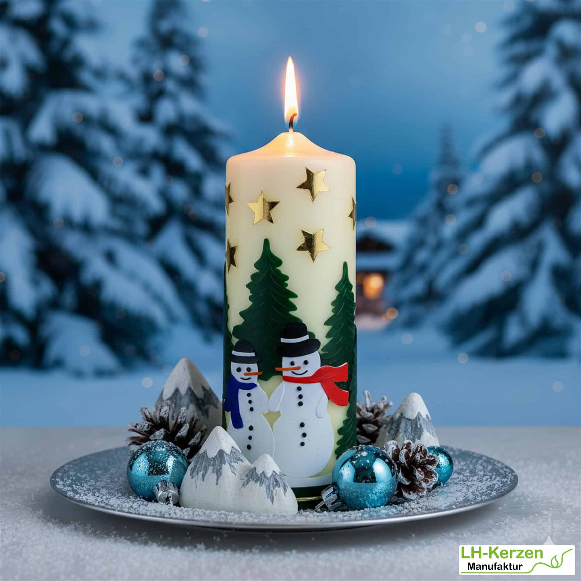 Weihnachtskerze "Frostige Freunde" – Handverziert mit Schneemännern, Tannenwald und Sternen