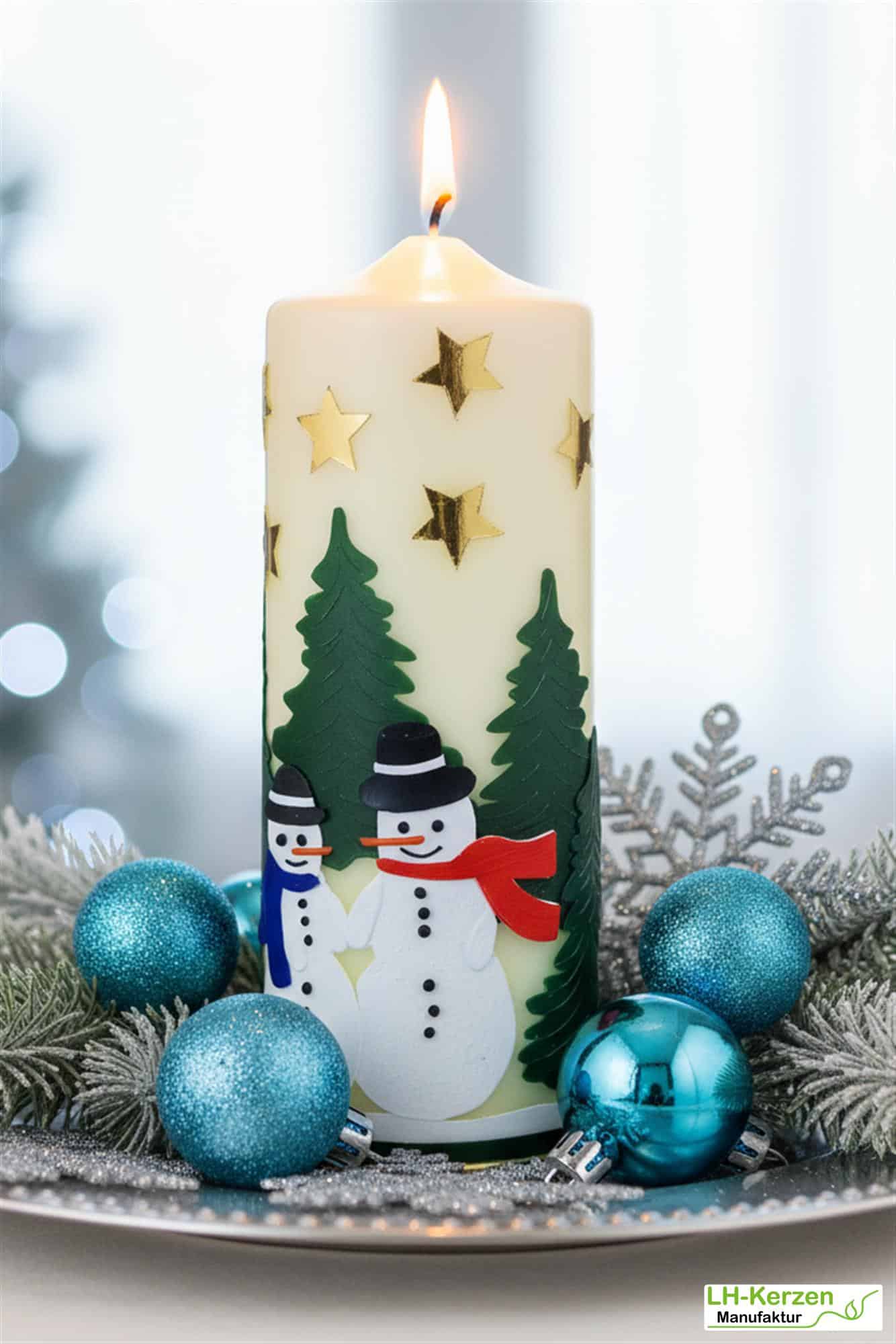 Weihnachtskerze "Frostige Freunde" – Handverziert mit Schneemännern, Tannenwald und Sternen