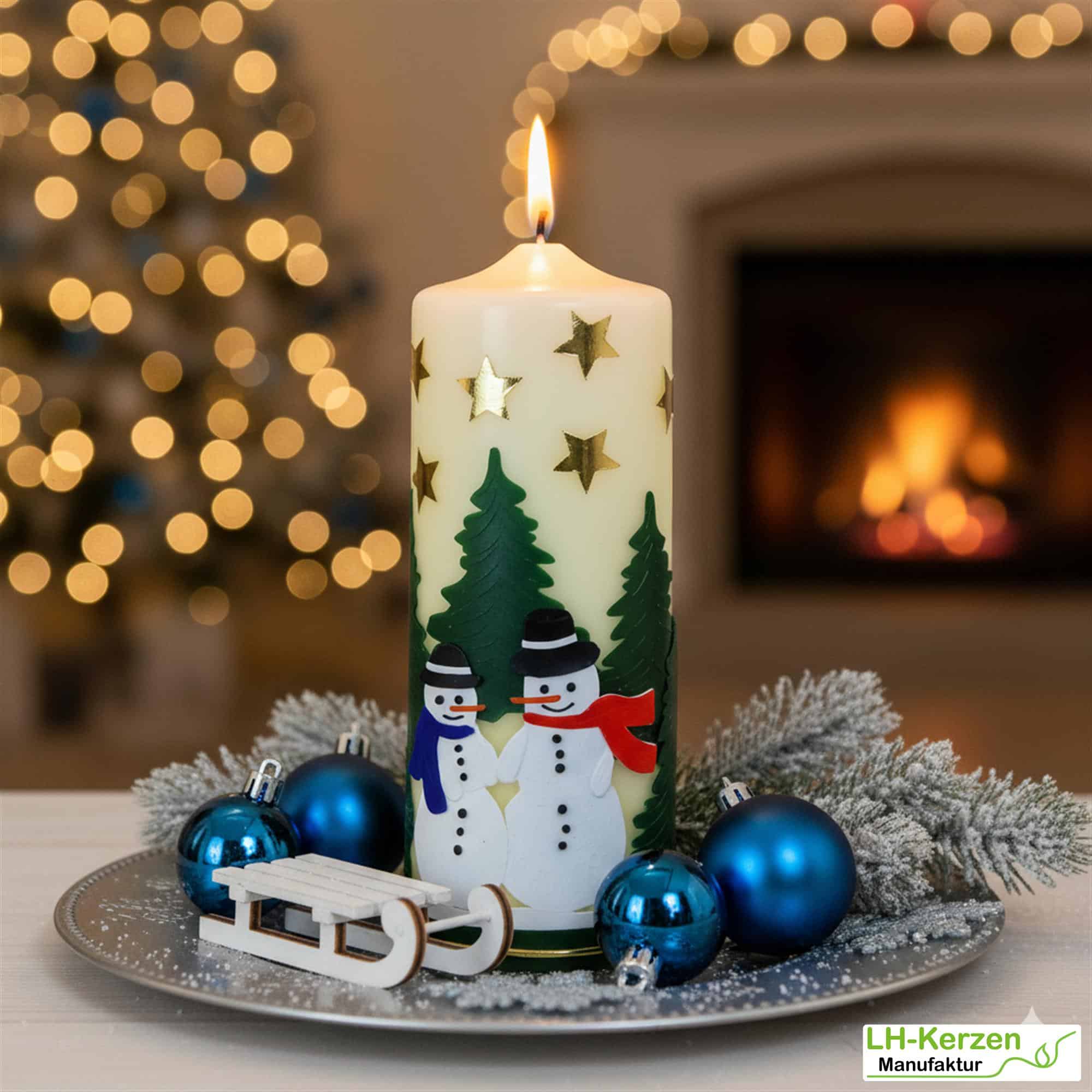 Weihnachtskerze "Frostige Freunde" – Handverziert mit Schneemännern, Tannenwald und Sternen