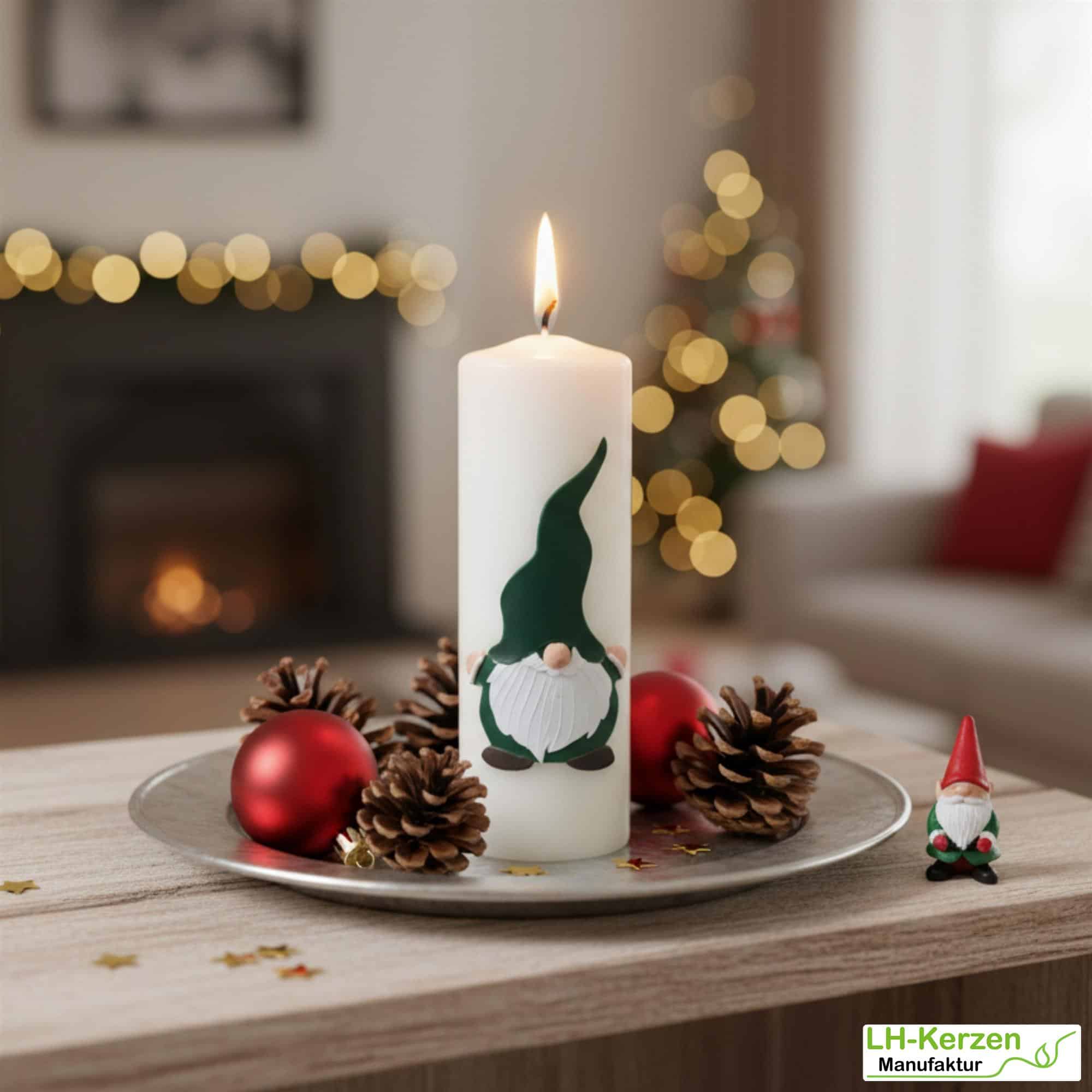 Wichtelkerze in elfenbein, Stumpenkerze mit Weihnachtswichtel, personalisierbar, Wichtelgeschenk