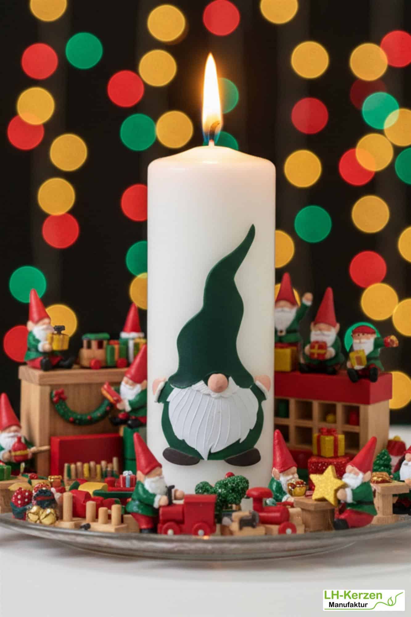 Wichtelkerze in elfenbein, Stumpenkerze mit Weihnachtswichtel, personalisierbar, Wichtelgeschenk