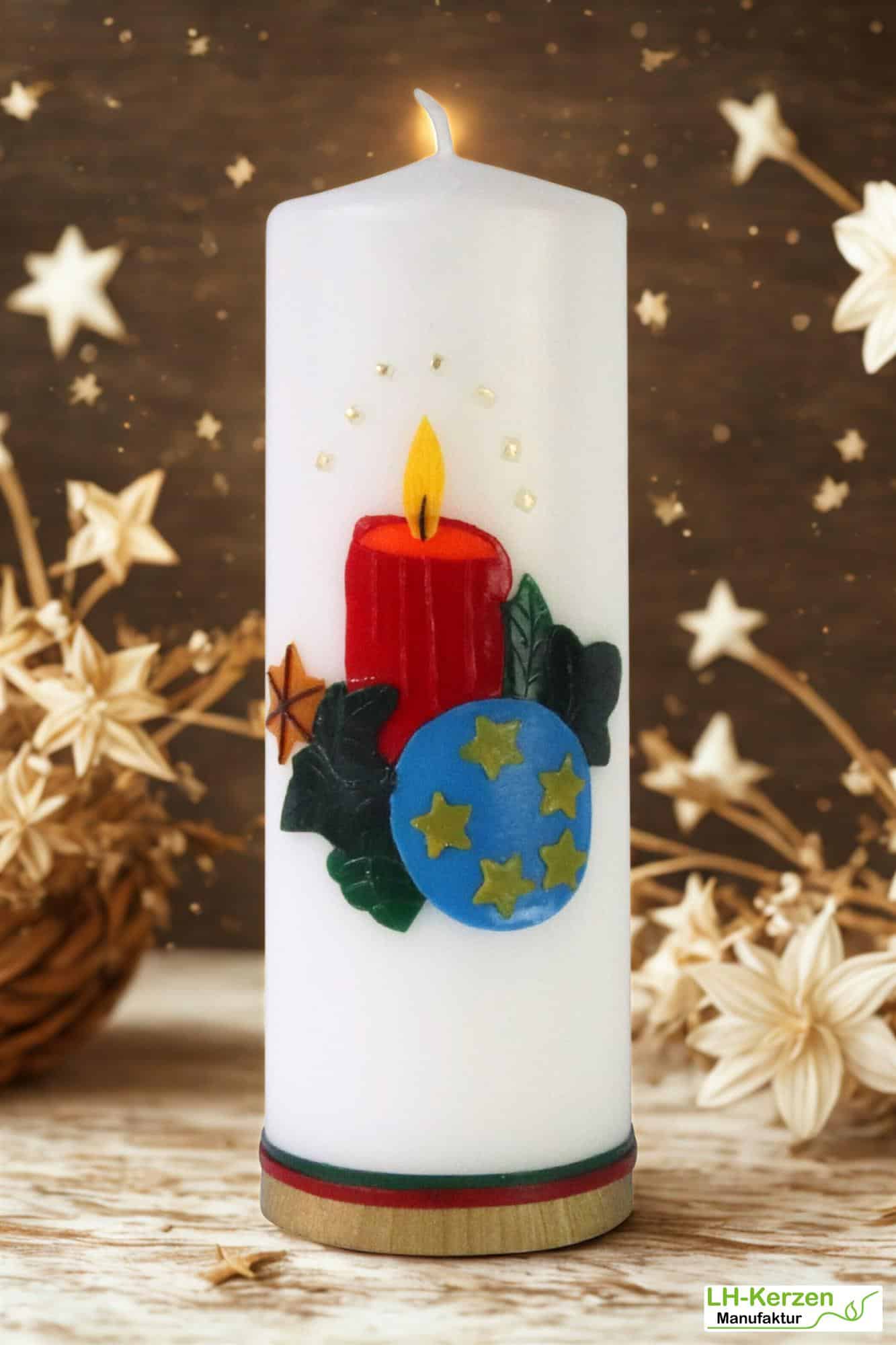 Weihnachtskerze personalisierbar – weiße Kerze mit roter Kerze und Kugel, ideale Adventsdeko