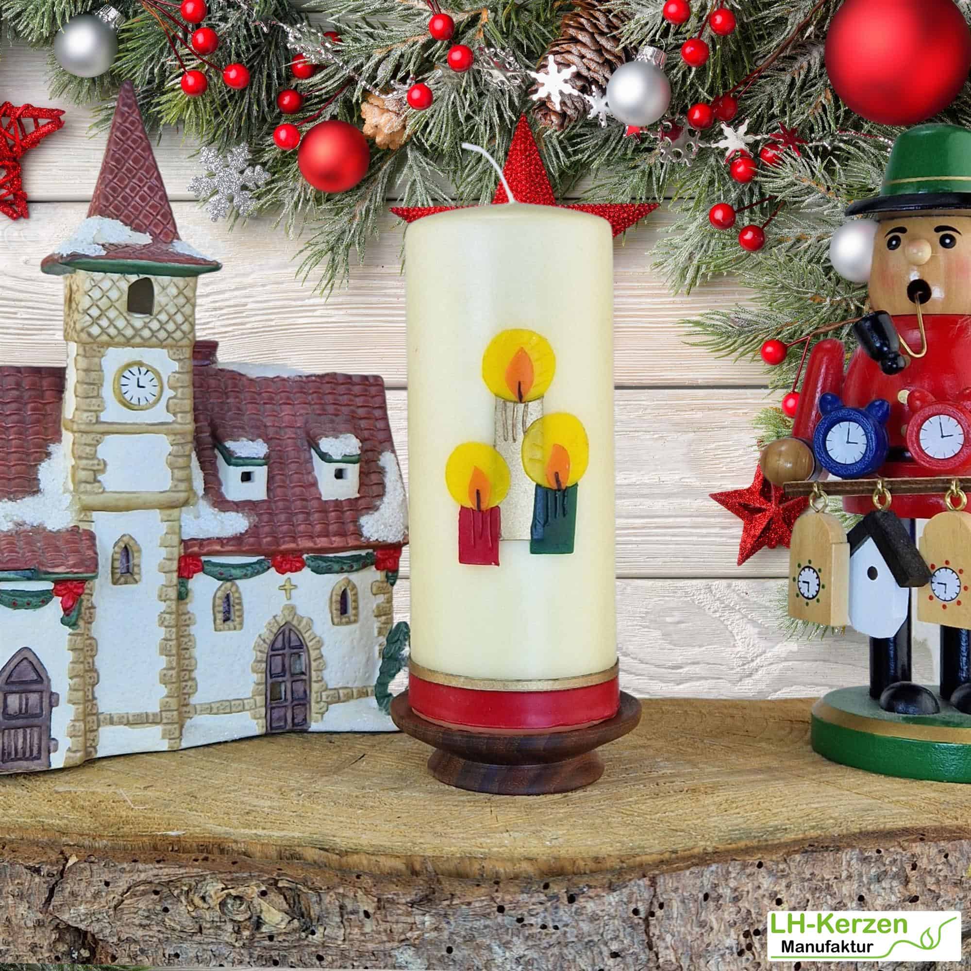 Weihnachtskerze „Festliches Licht“ – Handverzierte Kerze mit drei Kerzenmotiven, personalisierbar