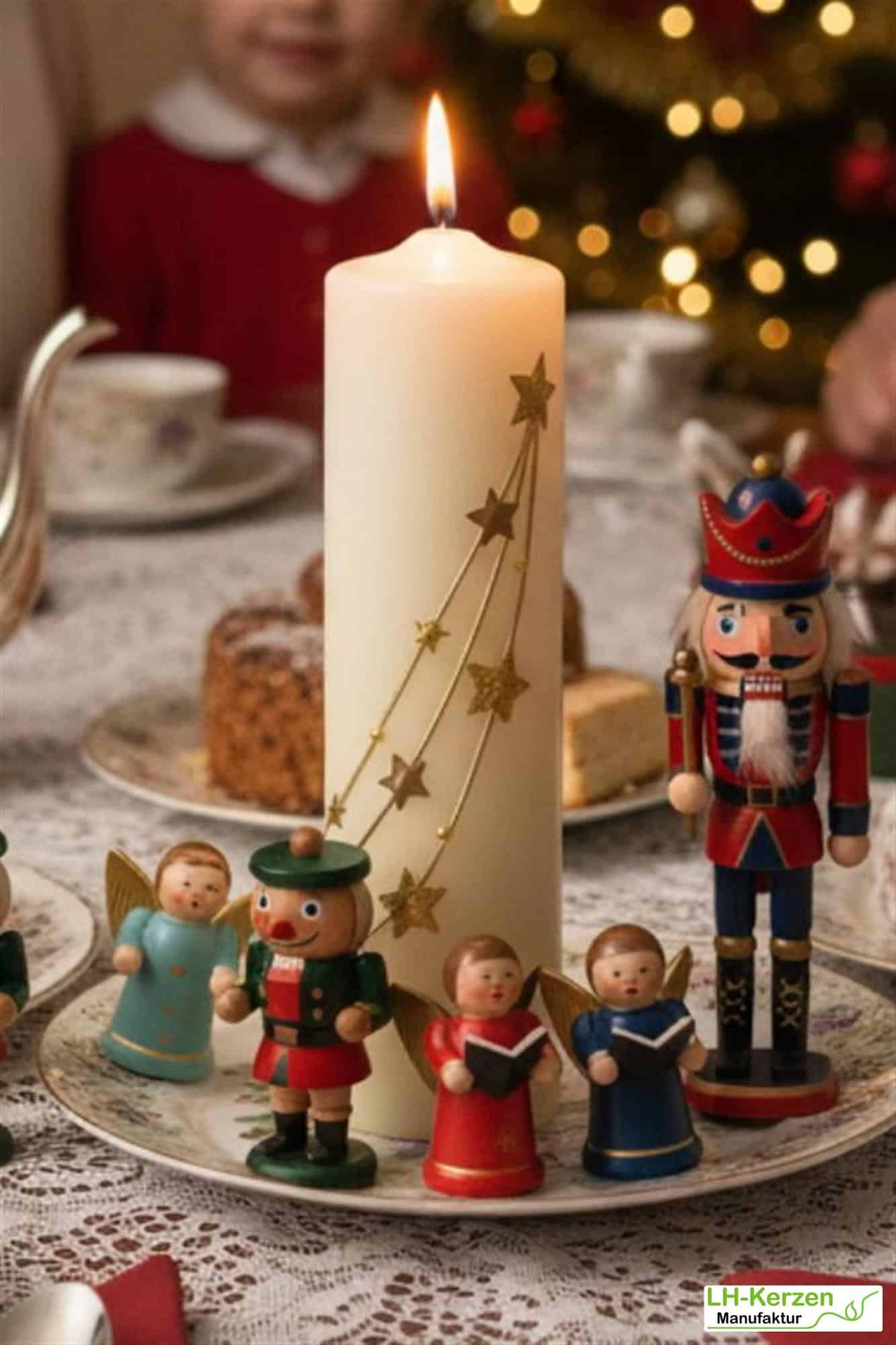 Weihnachtskerze personalisierbar – elfenbeinfarbene Kerze 'Sternenzauber' mit goldenen Sternen