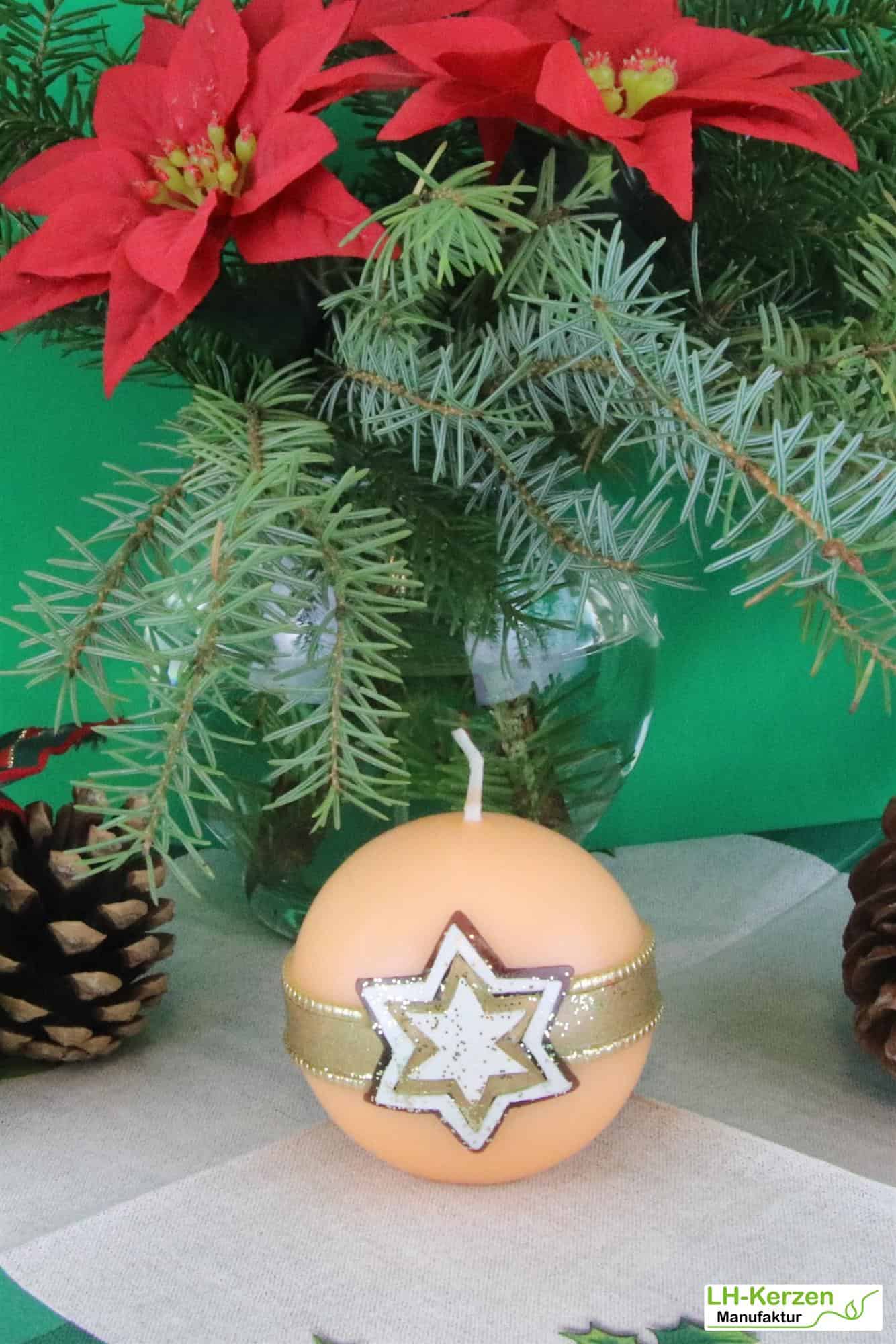 Orangene Weihnachtskerze mit waagerechtem Sternenband