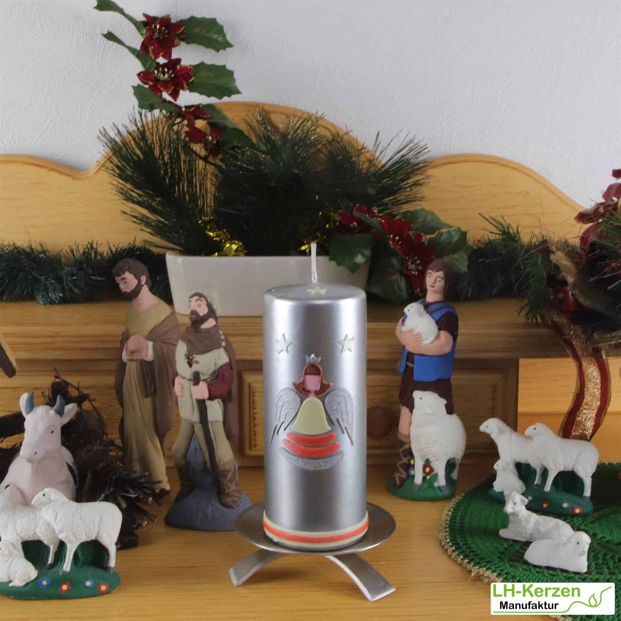 silberne Weihnachtskerze mit stehendem Engel