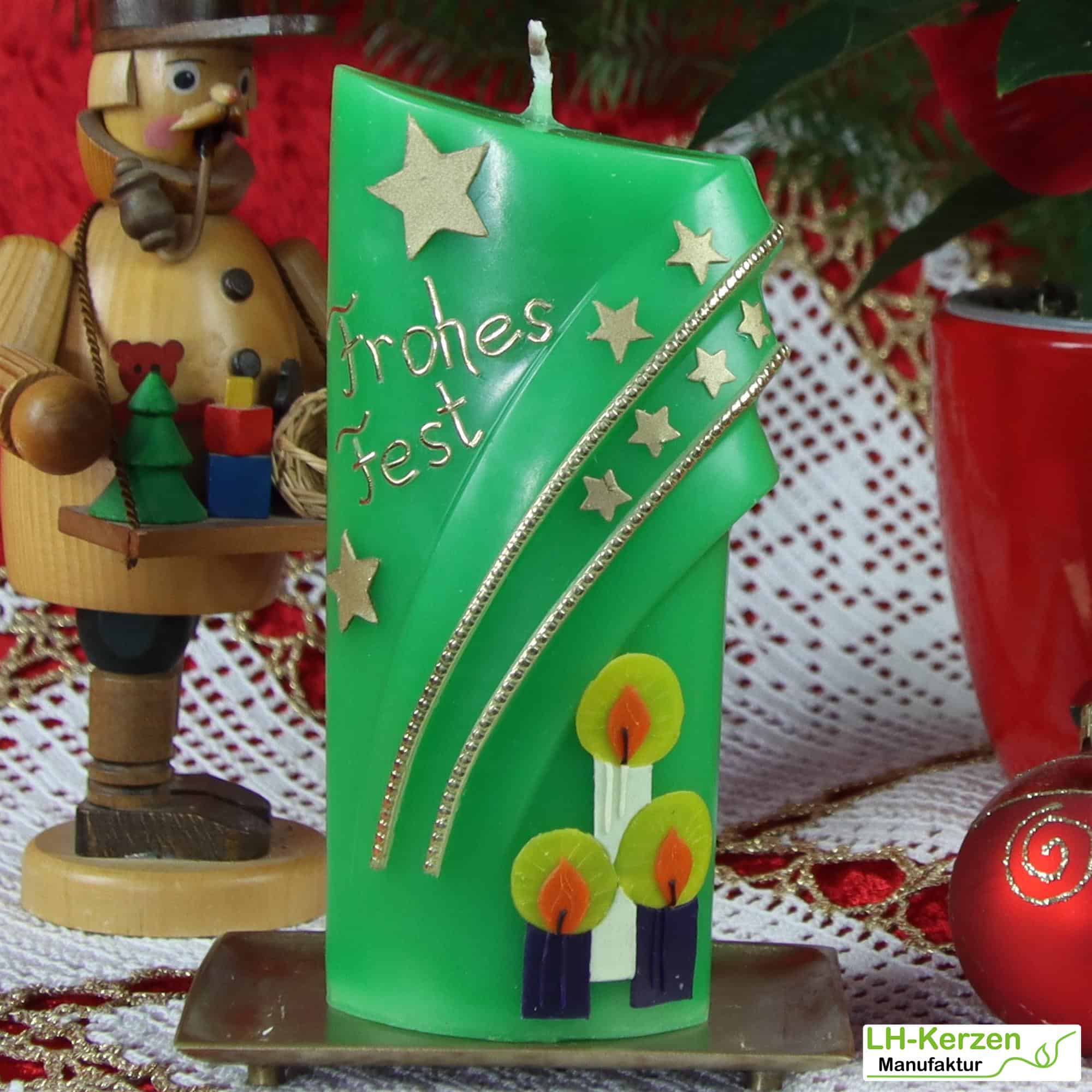 grüne Weihnachtskerze mit Kerzen und Sternen – ovale Formenkerze mit Bogenmotiv, verziert