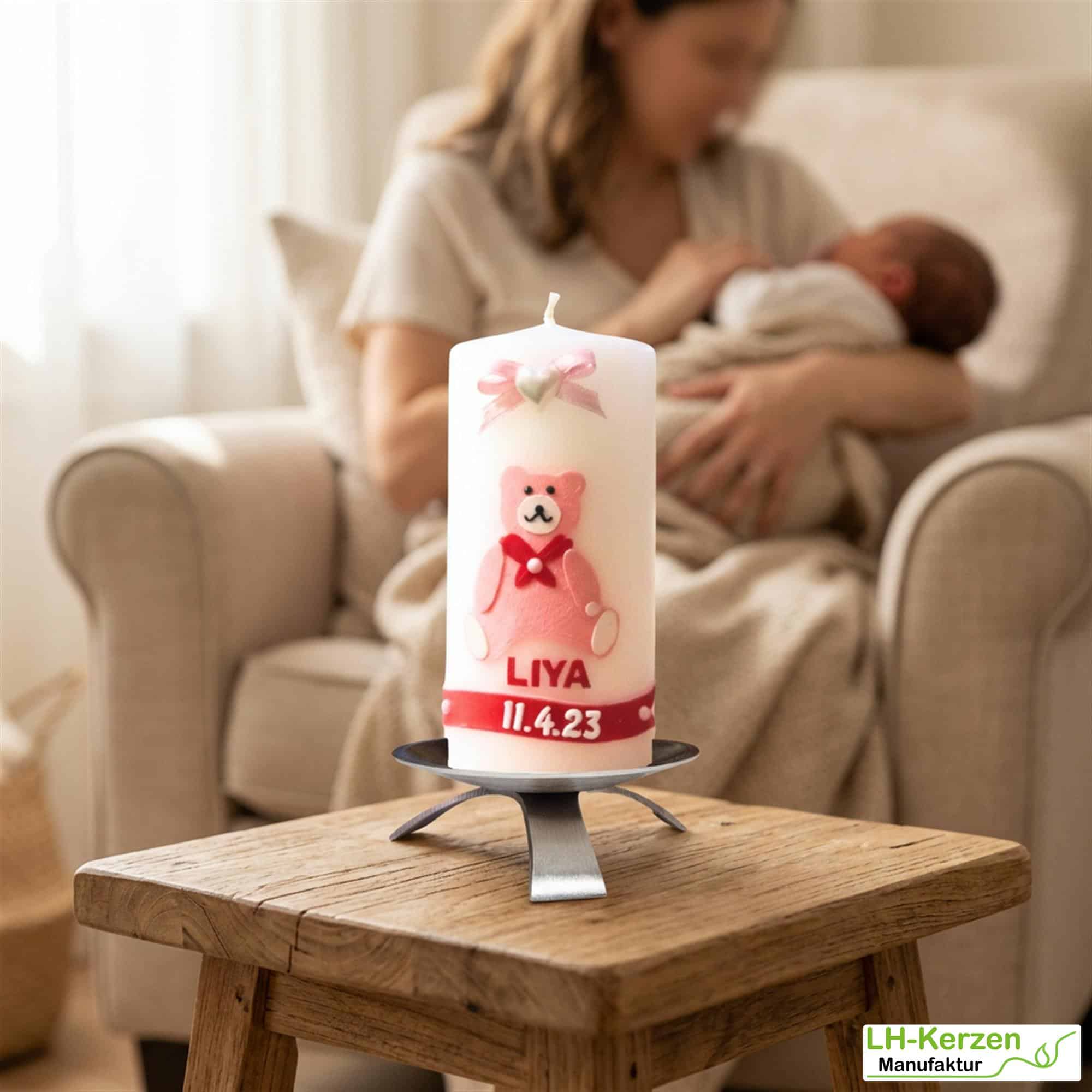 weiße Kerze zur Geburt mit rosanem Bärchen