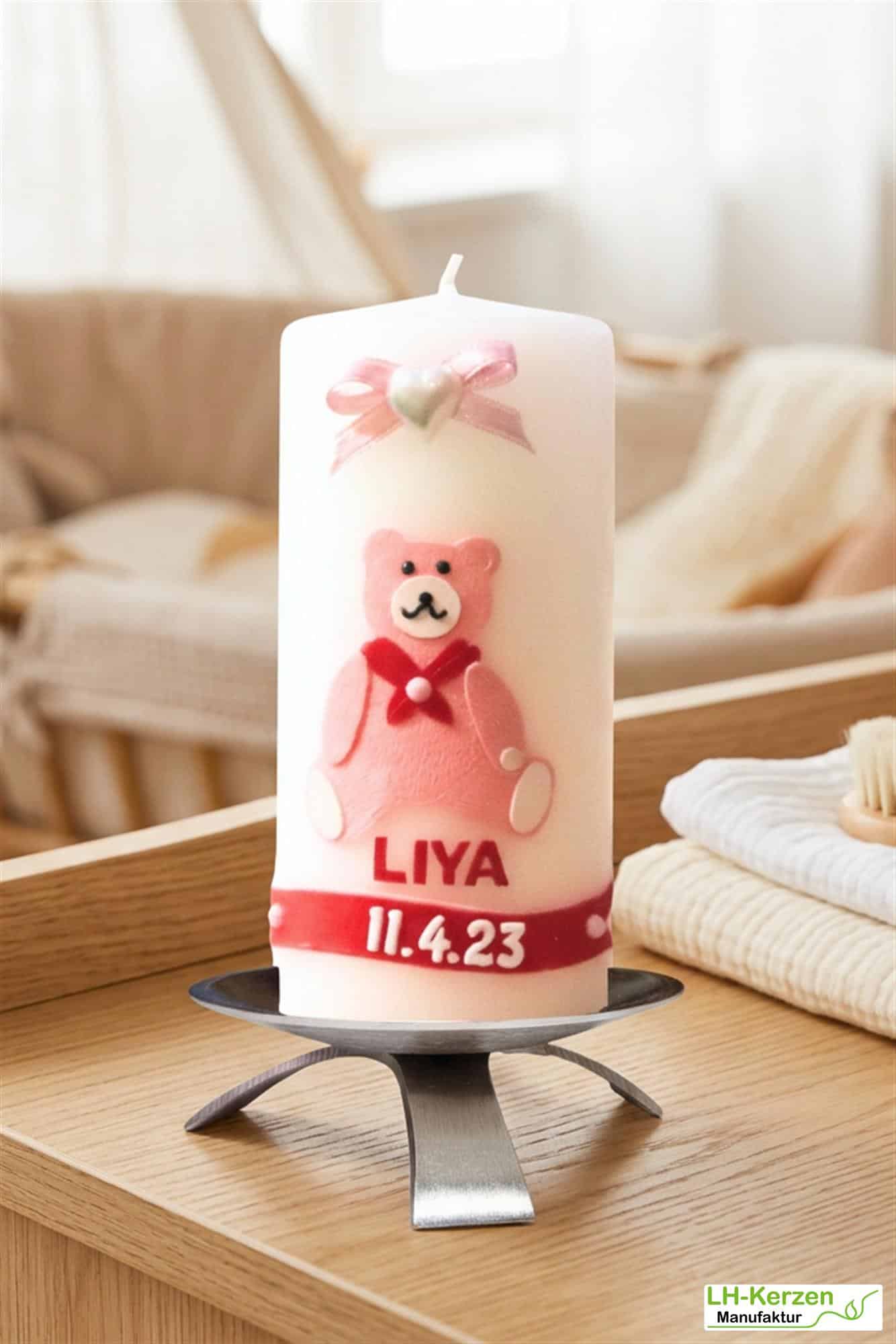 weiße Kerze zur Geburt mit rosanem Bärchen