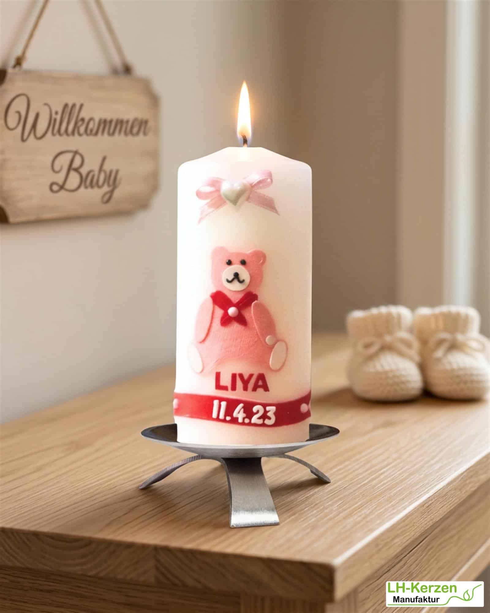 weiße Kerze zur Geburt mit rosanem Bärchen