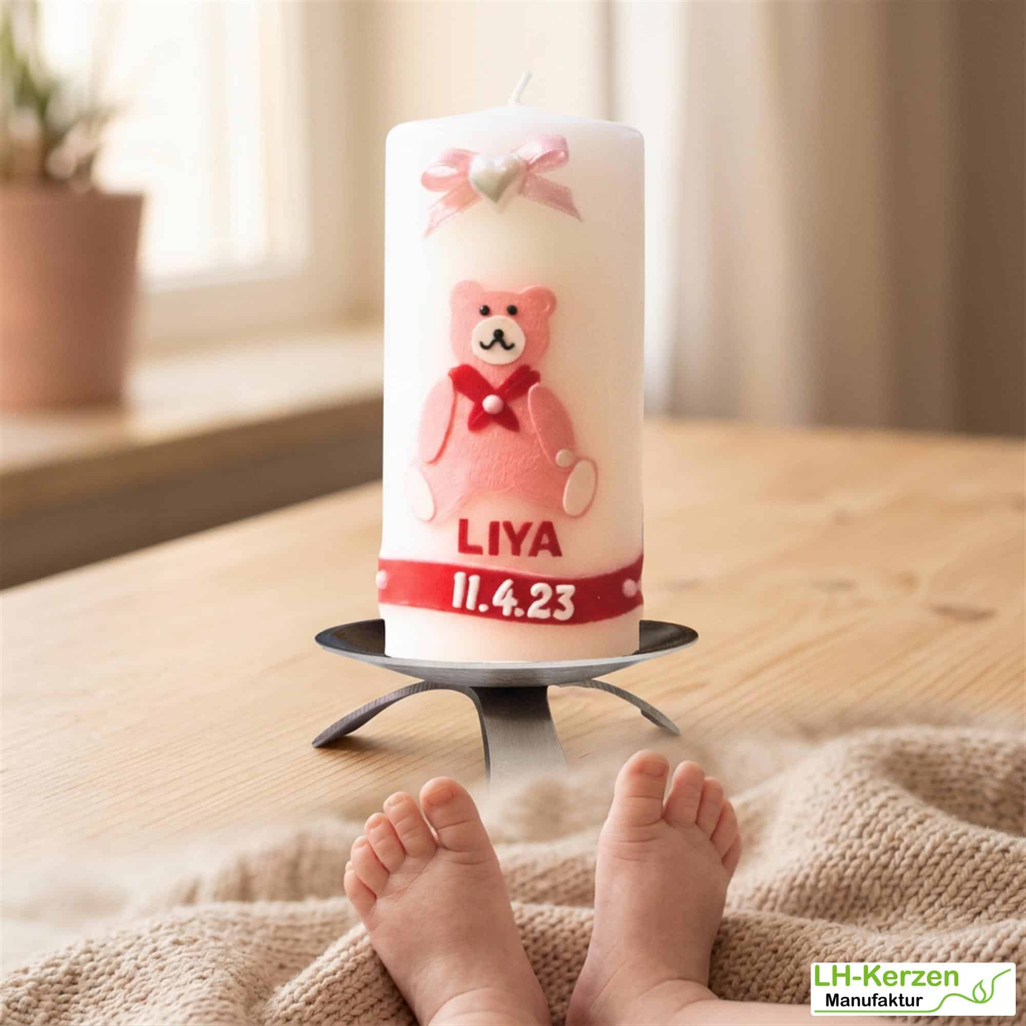 weiße Kerze zur Geburt mit rosanem Bärchen