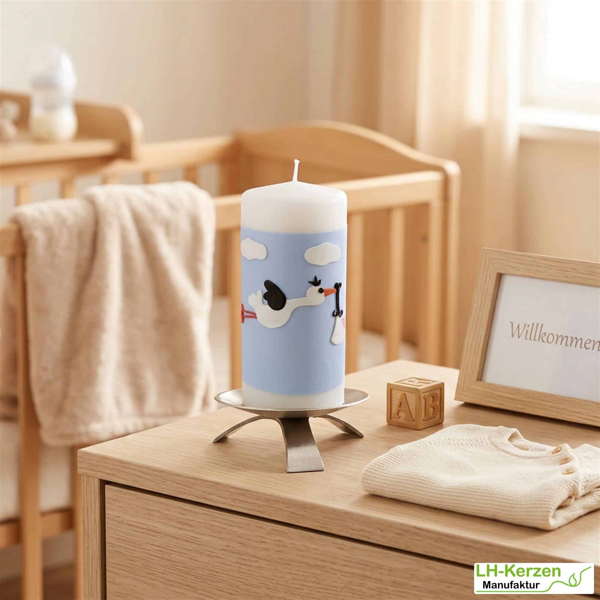 Geburtskerze personalisierbar mit fliegendem Storch auf blauem Himmel mit Wolken, Geschenk Geburt