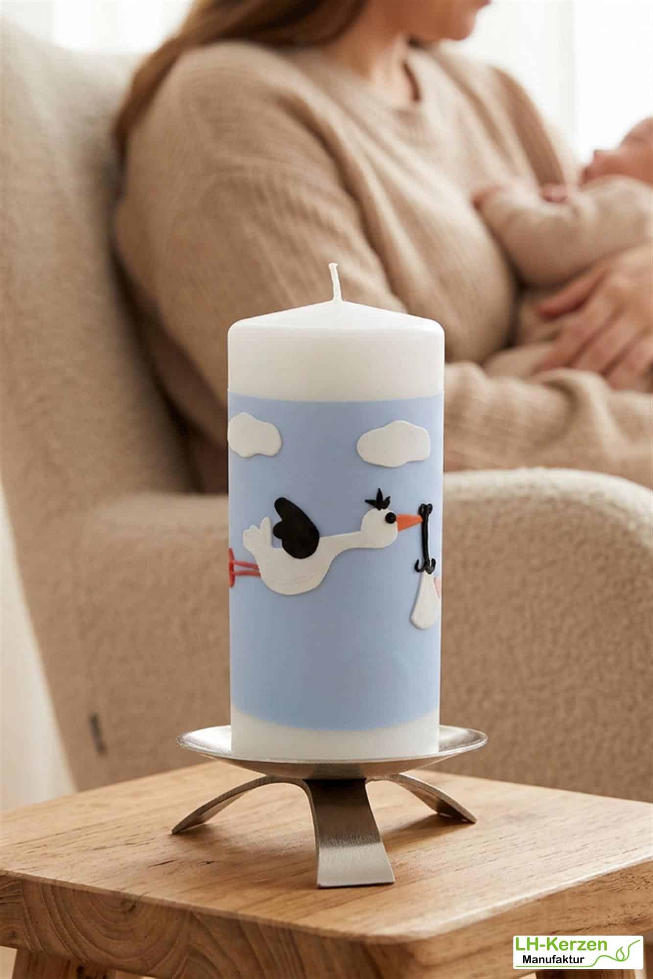 Geburtskerze personalisierbar mit fliegendem Storch auf blauem Himmel mit Wolken, Geschenk Geburt