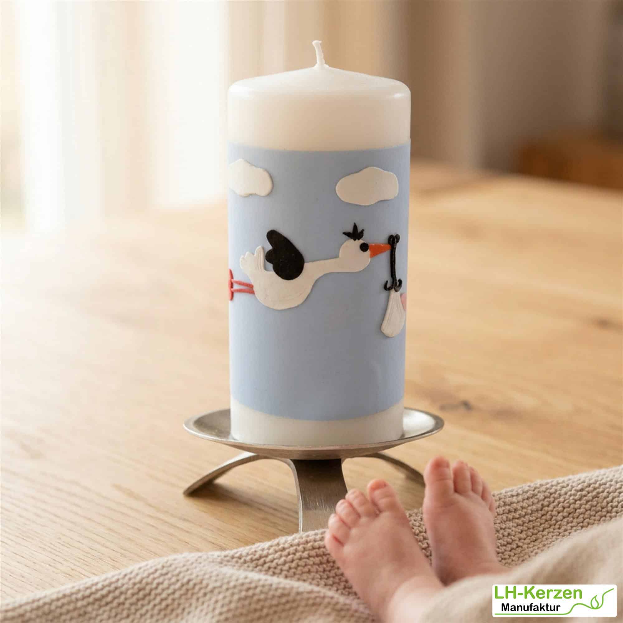 Geburtskerze personalisierbar mit fliegendem Storch auf blauem Himmel mit Wolken, Geschenk Geburt