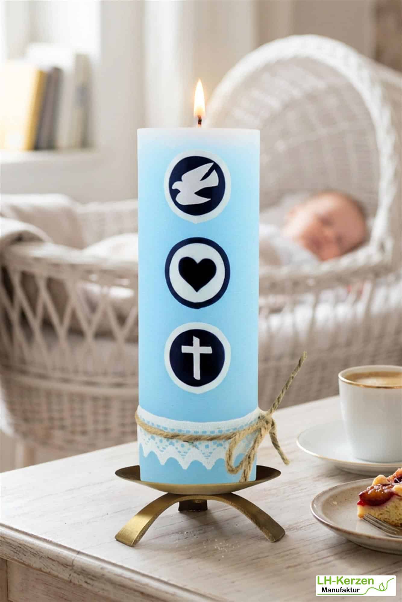 Rustic Geburtskerze personalisierbar hellblau mit Taube, Herz, Kachel und Klöppelspitze