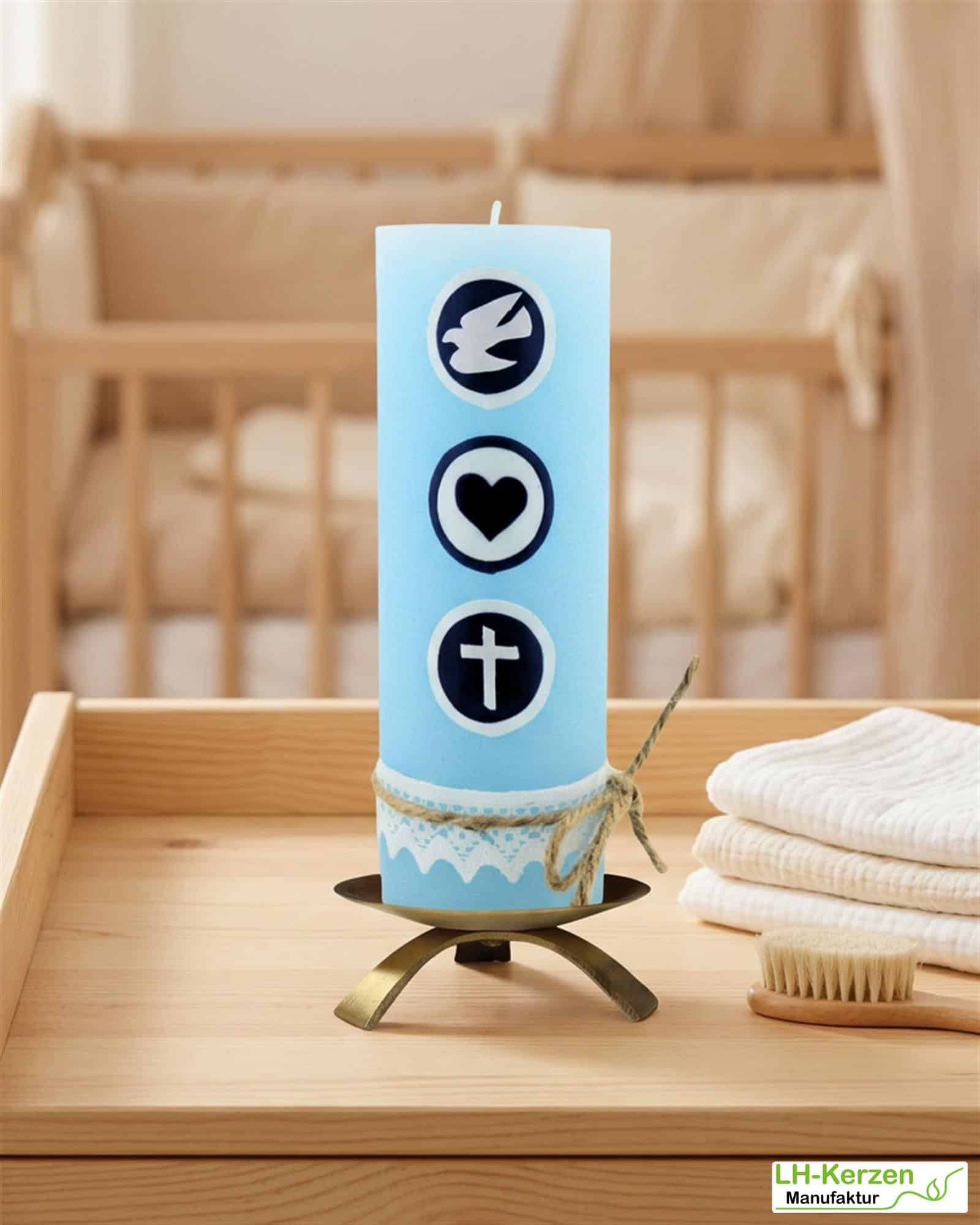 Rustic Geburtskerze personalisierbar hellblau mit Taube, Herz, Kachel und Klöppelspitze