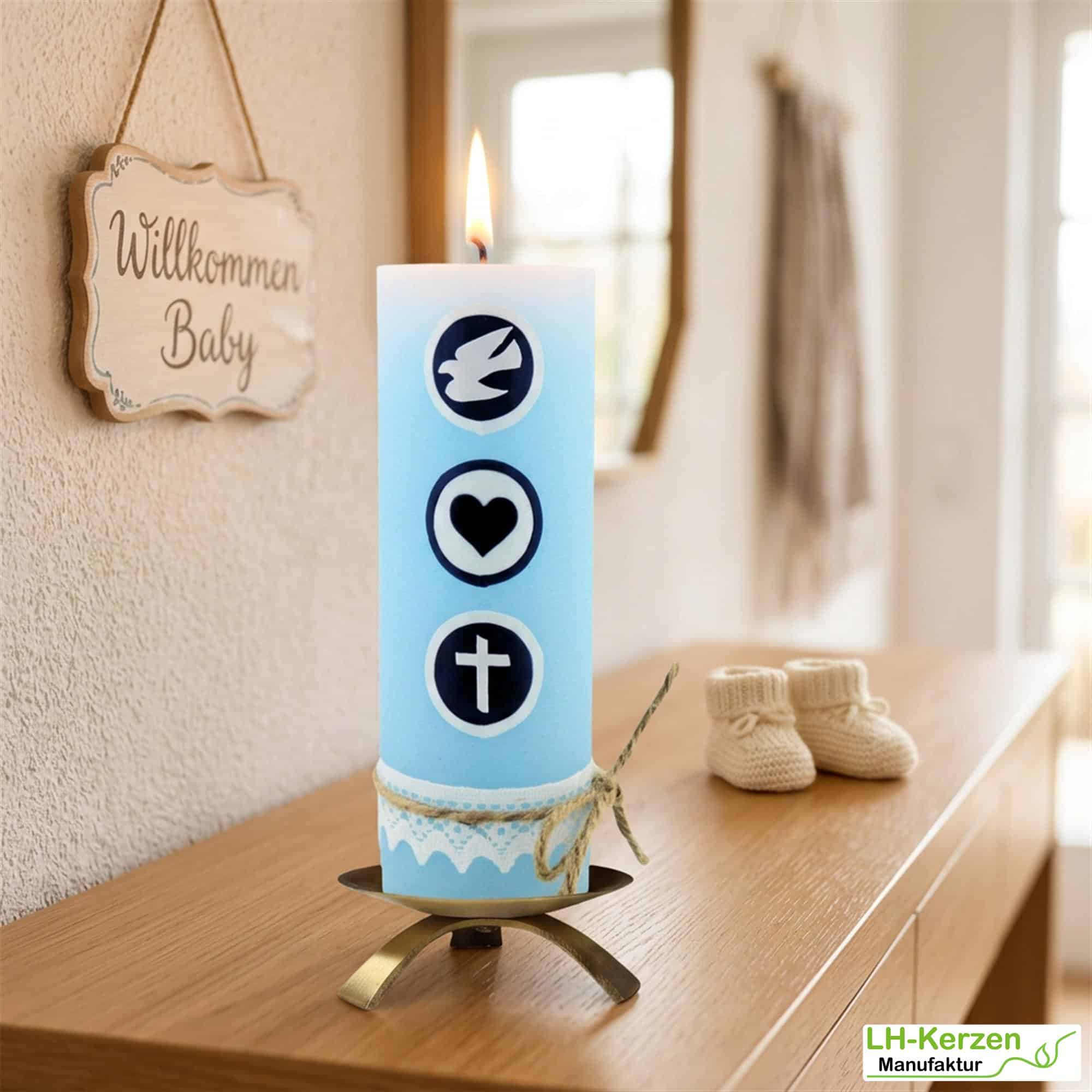 Rustic Geburtskerze personalisierbar hellblau mit Taube, Herz, Kachel und Klöppelspitze