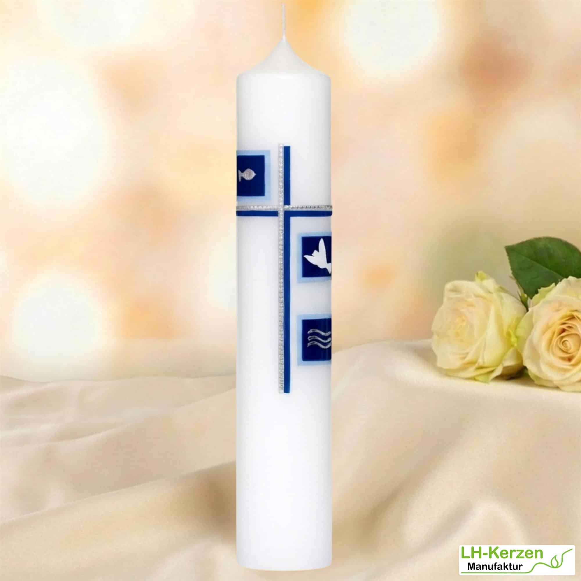 weiße Taufkerze mit Kreuz, zweifarbig verziert mit drei Kacheln jeweils mit Fisch, Taube und Welle