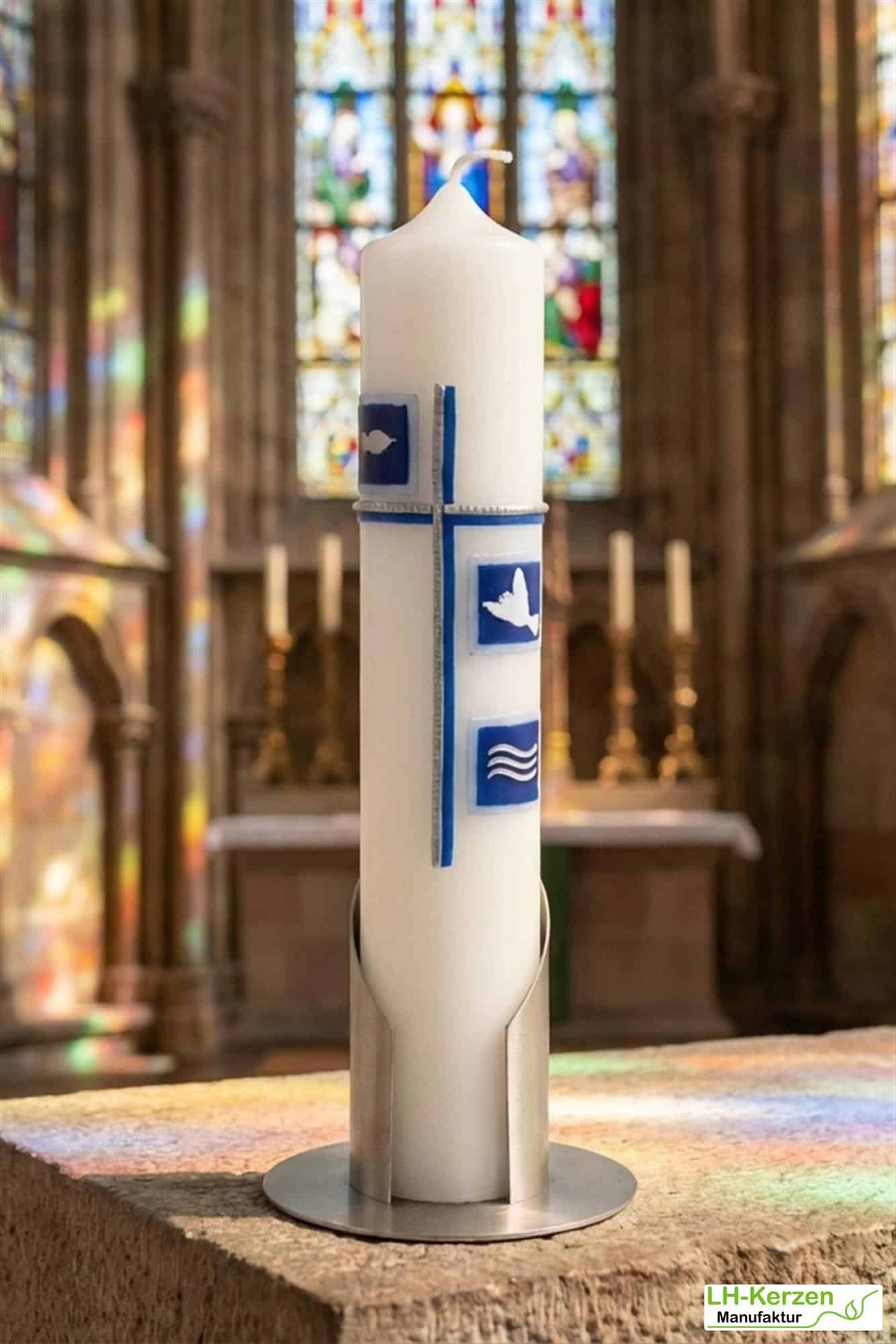 weiße Taufkerze mit Kreuz, zweifarbig verziert mit drei Kacheln jeweils mit Fisch, Taube und Welle